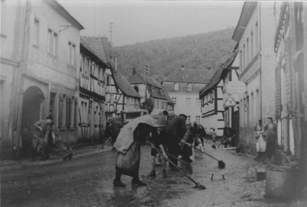Überflutung der Hauptstraße vor Pension Clever nach Starkregen 1936 (Heimatarchiv Bad Bodendorf CC BY-NC-SA)