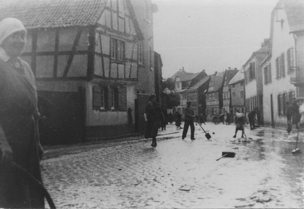 Überflutung der Hauptstraße am Dorfplatz nach Starkregen 1936 (Heimatarchiv Bad Bodendorf CC BY-NC-SA)