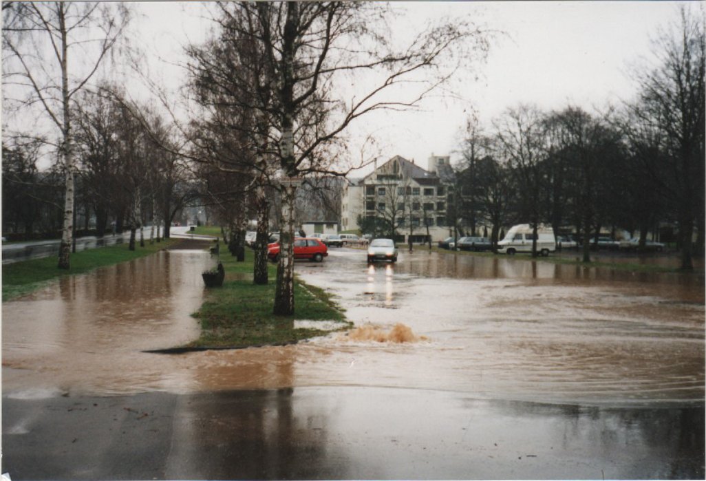 Überflutung des Parkplatzes am Kurpark Bad Bodendorf 1994 (Heimatarchiv Bad Bodendorf CC BY-NC-SA)