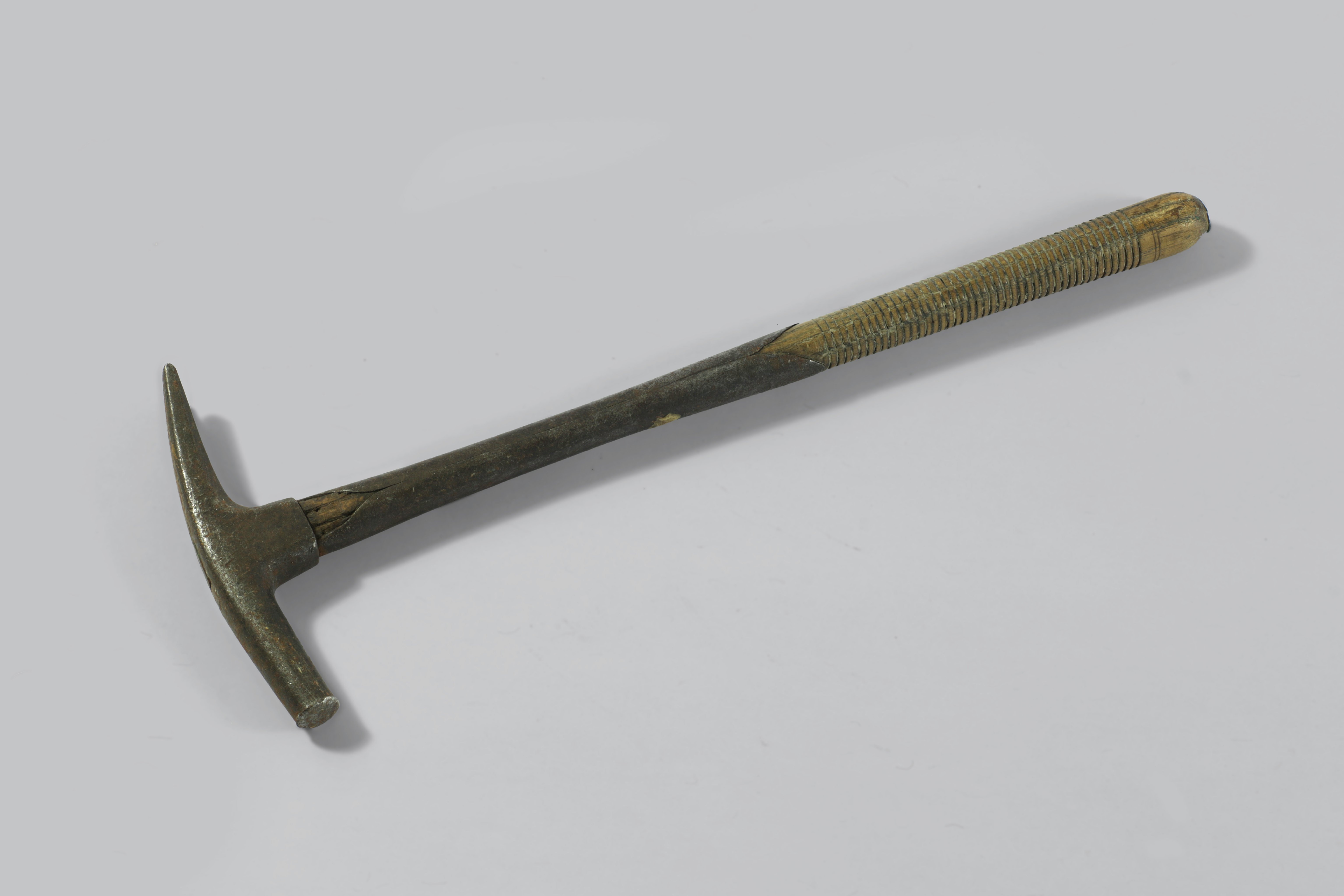 Sattlerhammer mit Nagelkralle (Heimatmuseum Bad Bodendorf CC BY-NC-SA)