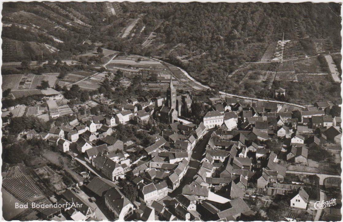 Ansichtskarte "Bild über den historischen Ortskern mit Weinbergen am Reisberg" (Heimatarchiv Bad Bodendorf CC BY-NC-SA)