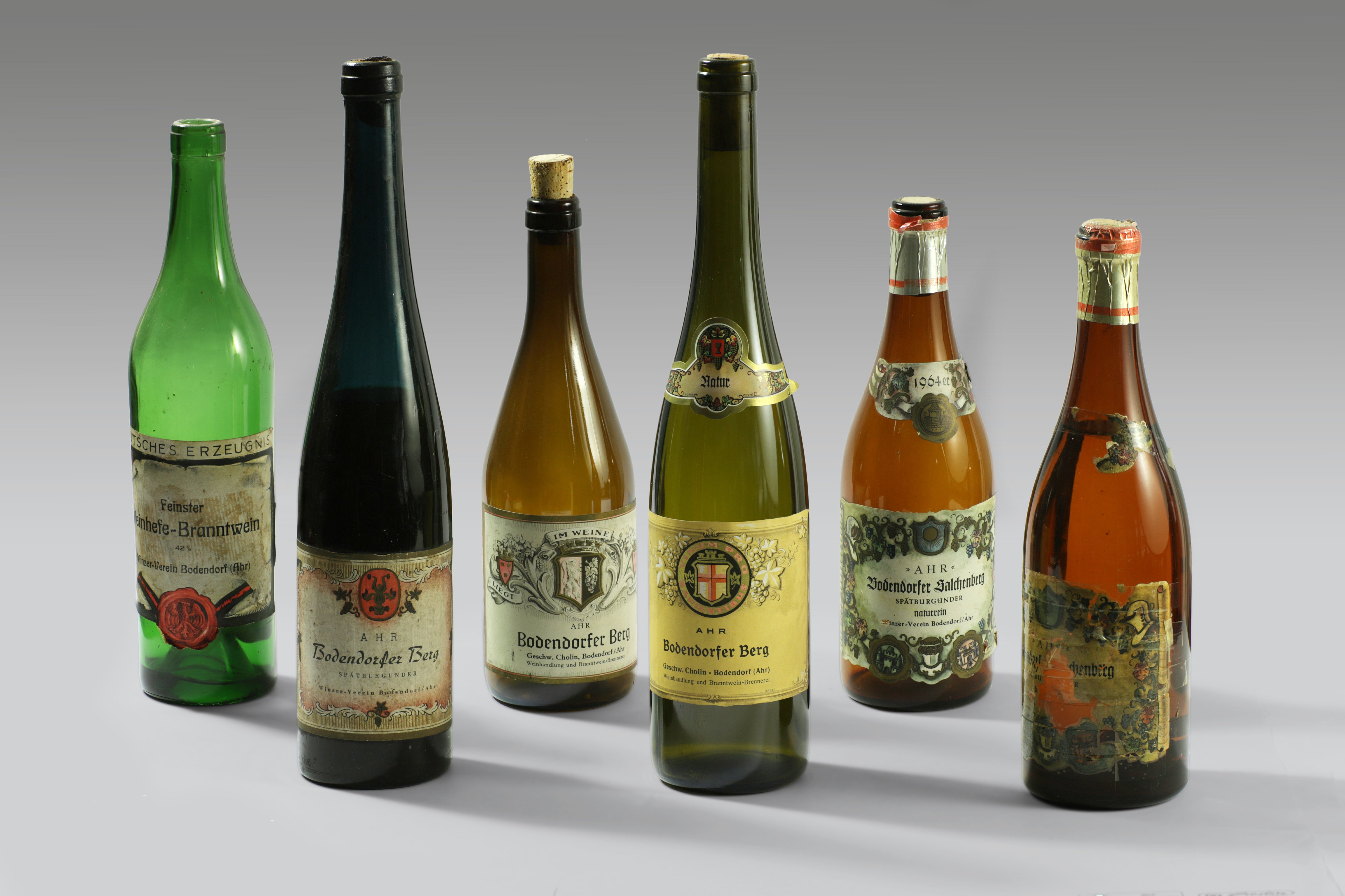 Verschiedenen Weinflaschen und Hefe-Brandweinflasche aus Bodendorfer Anbau (Michael Papenberg CC BY-NC-SA)