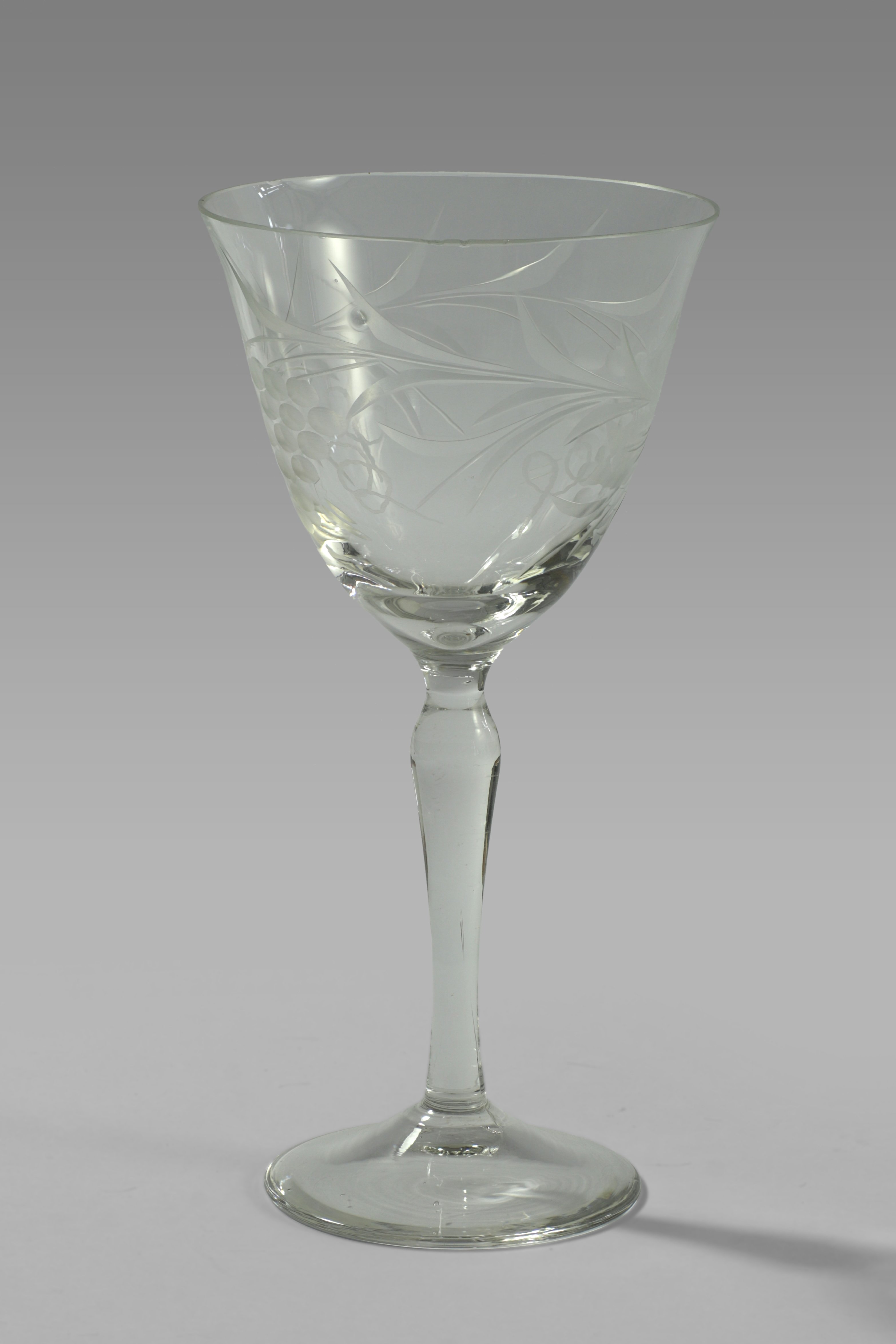 Dünnwandiges Weinglas mit Traubenschliff in Art Déko (Michael Papenberg CC BY-NC-SA)