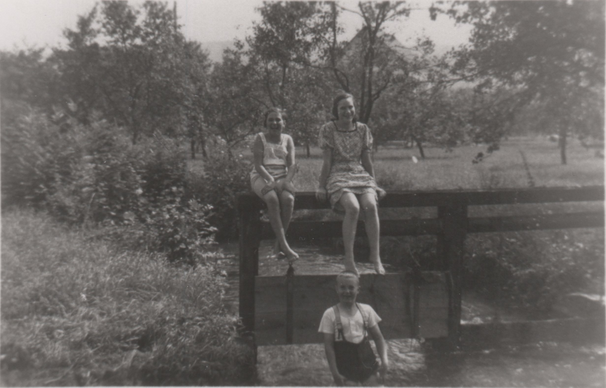 Drei Kinder beim Absperrwehr des Mühlenbaches (Heimatarchiv Bad Bodendorf CC BY-NC-SA)