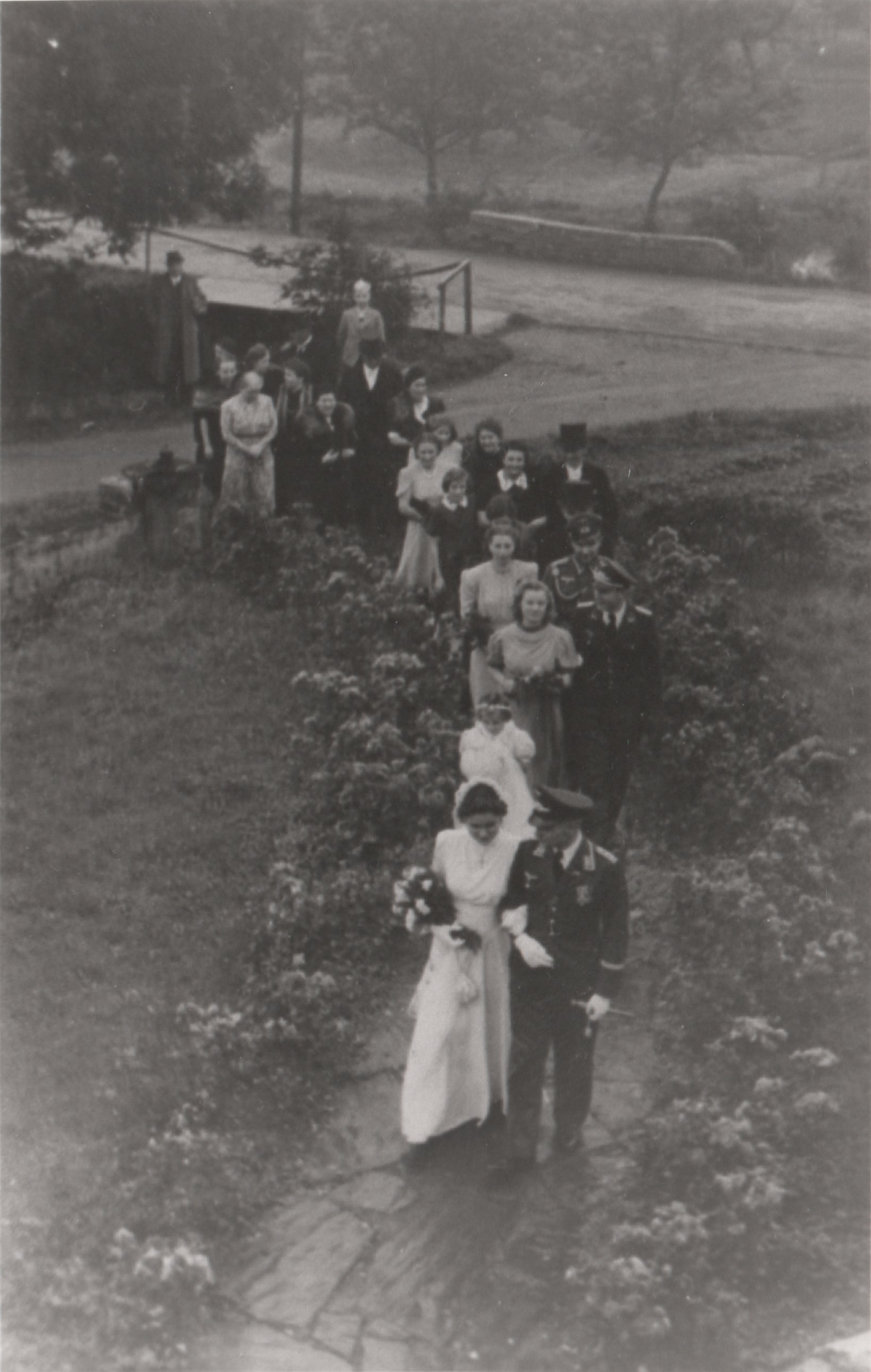 Hochzeitsgesellschaft gehen nach der Trauung in das Haus Helenen Ruh zu, Feiern (Heimatarchiv Bad Bodendorf CC BY-NC-SA)