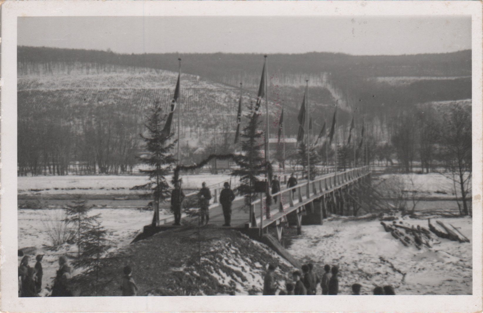Soldaten bewachen den Zugang zur Pionierbrücke bei der Einweihung 1940 (Heimatarchiv Bad Bodendorf CC BY-NC-SA)