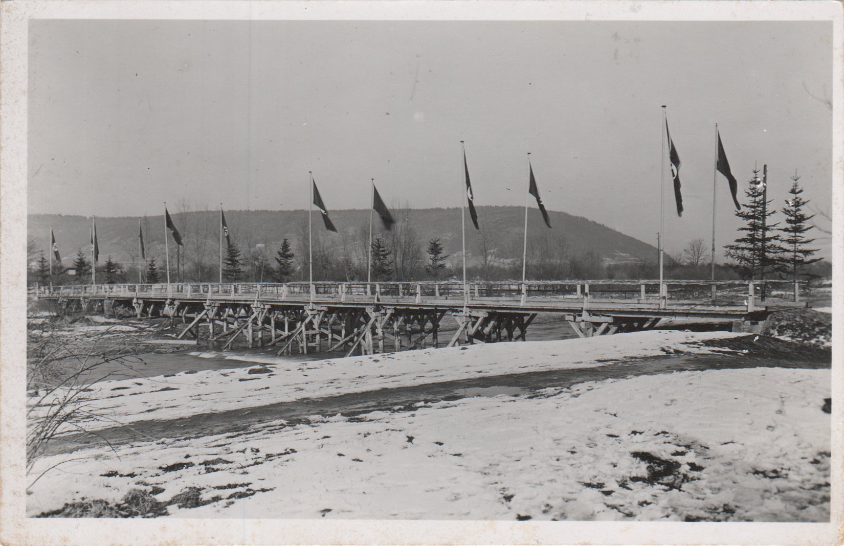 Die 1940 fertiggestellte und mit Flaggen geschmückte Pionierbrücke über die Ahr (Heimatarchiv Bad Bodendorf CC BY-NC-SA)
