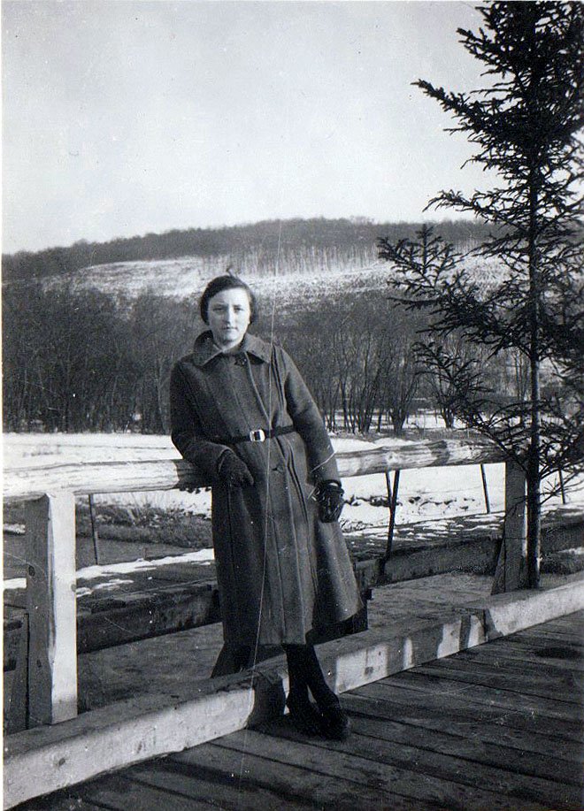 Junge Frau steht auf der 1940 erstellten hölzernen Ahrbrücke (Heimatarchiv Bad Bodendorf CC BY-NC-SA)