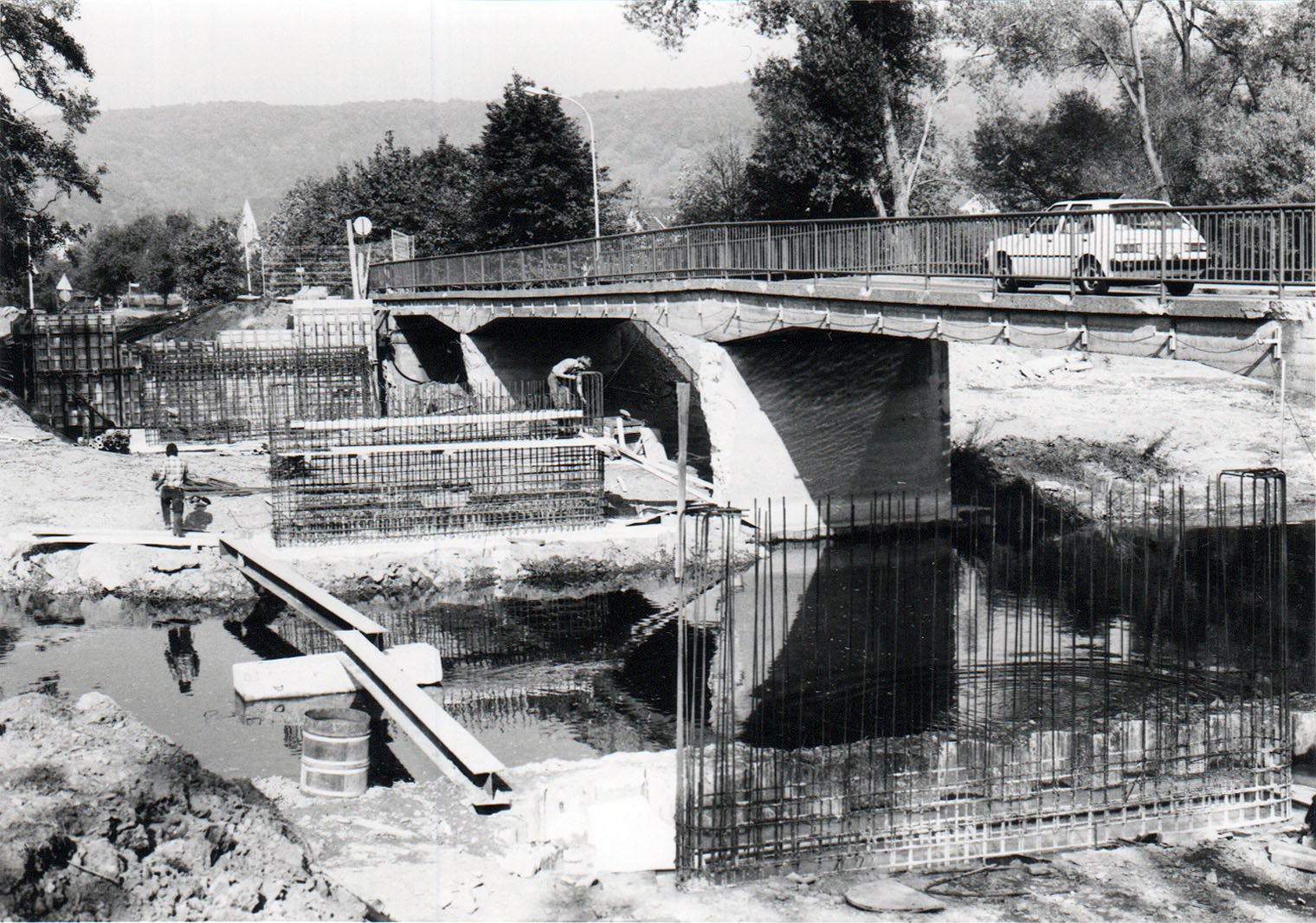 Neubau der neuen und Abriss der alten Ahrbrücke 1986/1987 (Heimatarchiv Bad Bodendorf CC BY-NC-SA)