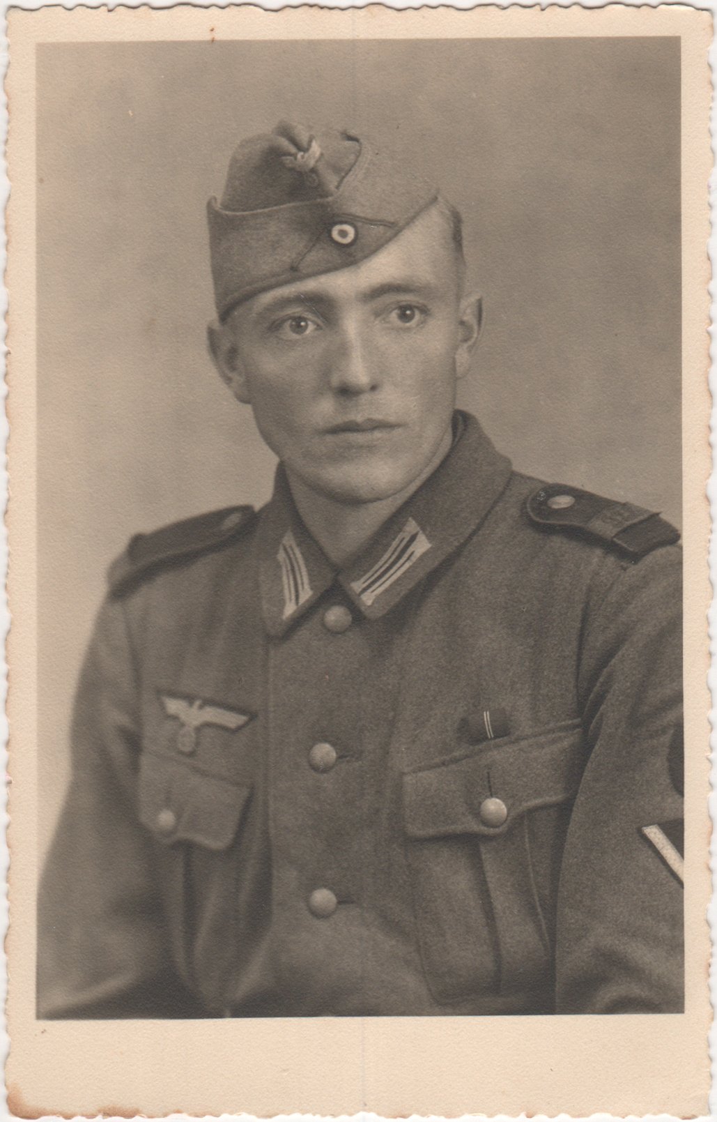 Portraitfotografie eines Wehrmachtssoldaten in Felduniform (Heimatarchiv Bad Bodendorf CC BY-NC-SA)