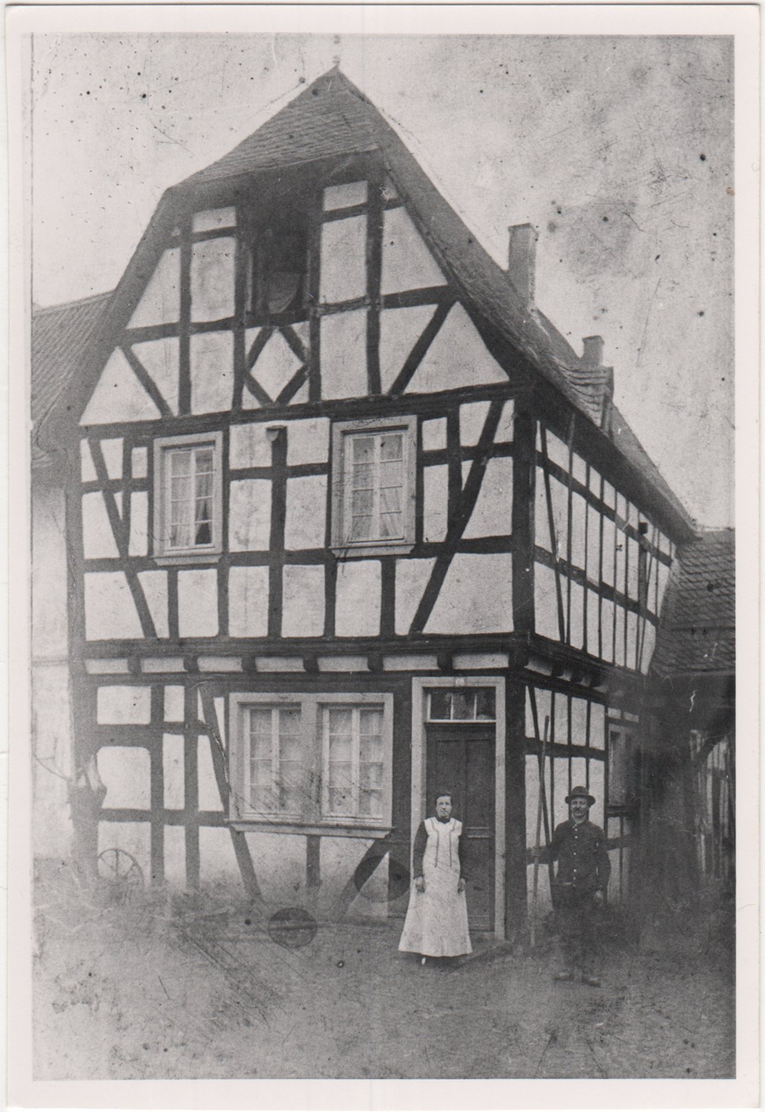 Zwei Personen stehen vor Haus Höfer in Bodendorf/Ahr (Heimatarchiv Bad Bodendorf CC BY-NC-SA)