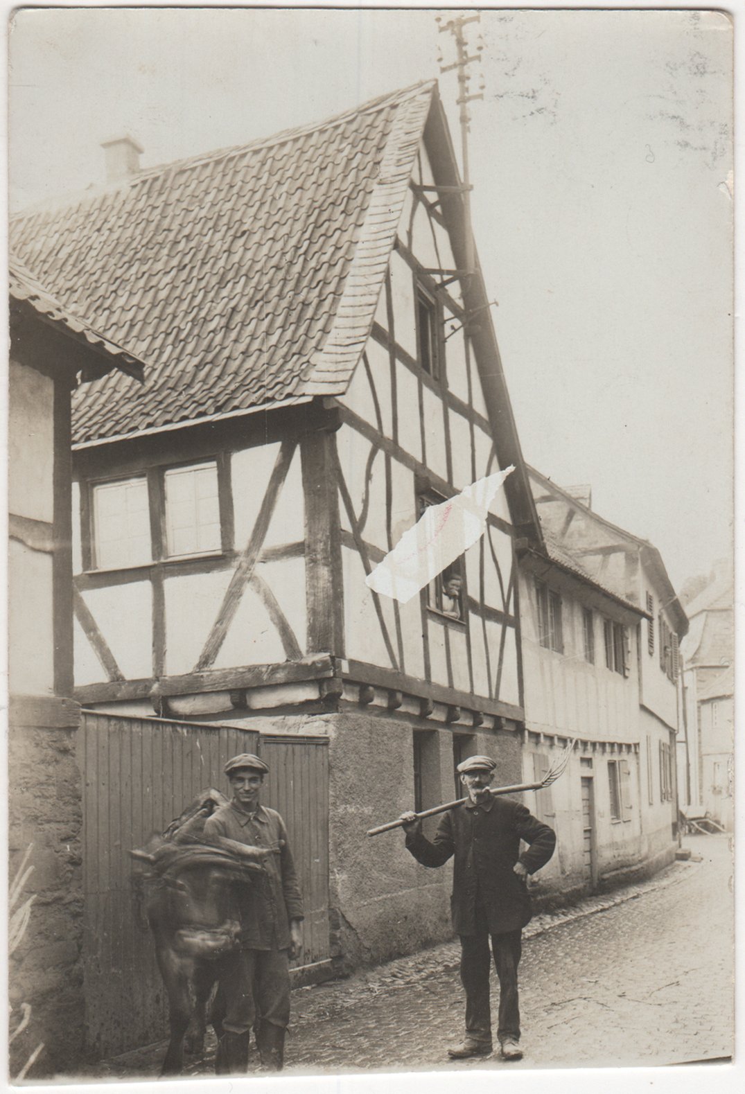 Zwei Männer stehen auf Straße vor Hofeinfahrt (Heimatarchiv Bad Bodendorf Public Domain Mark)