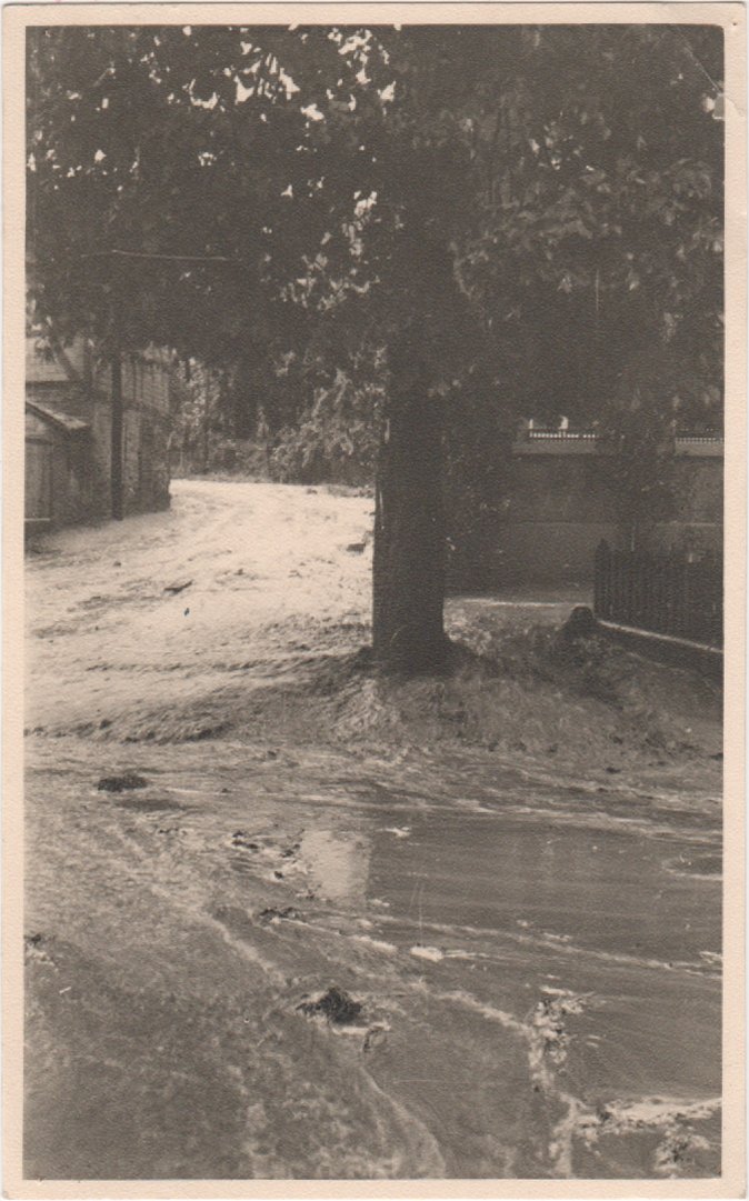 Nach Starkregen wird Straße zu einem reißenden Bach (Heimatarchiv Bad Bodendorf CC BY-NC-SA)