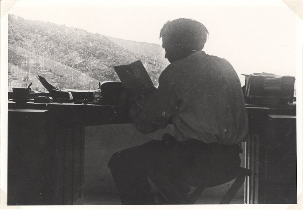 Heinrich Lersch am Schreibtisch seines Stuios mit Blick auf Reisbergbeim Pflügen im Ahruferfeld (Heimatarchiv Bad Bodendorf CC BY-NC-SA)