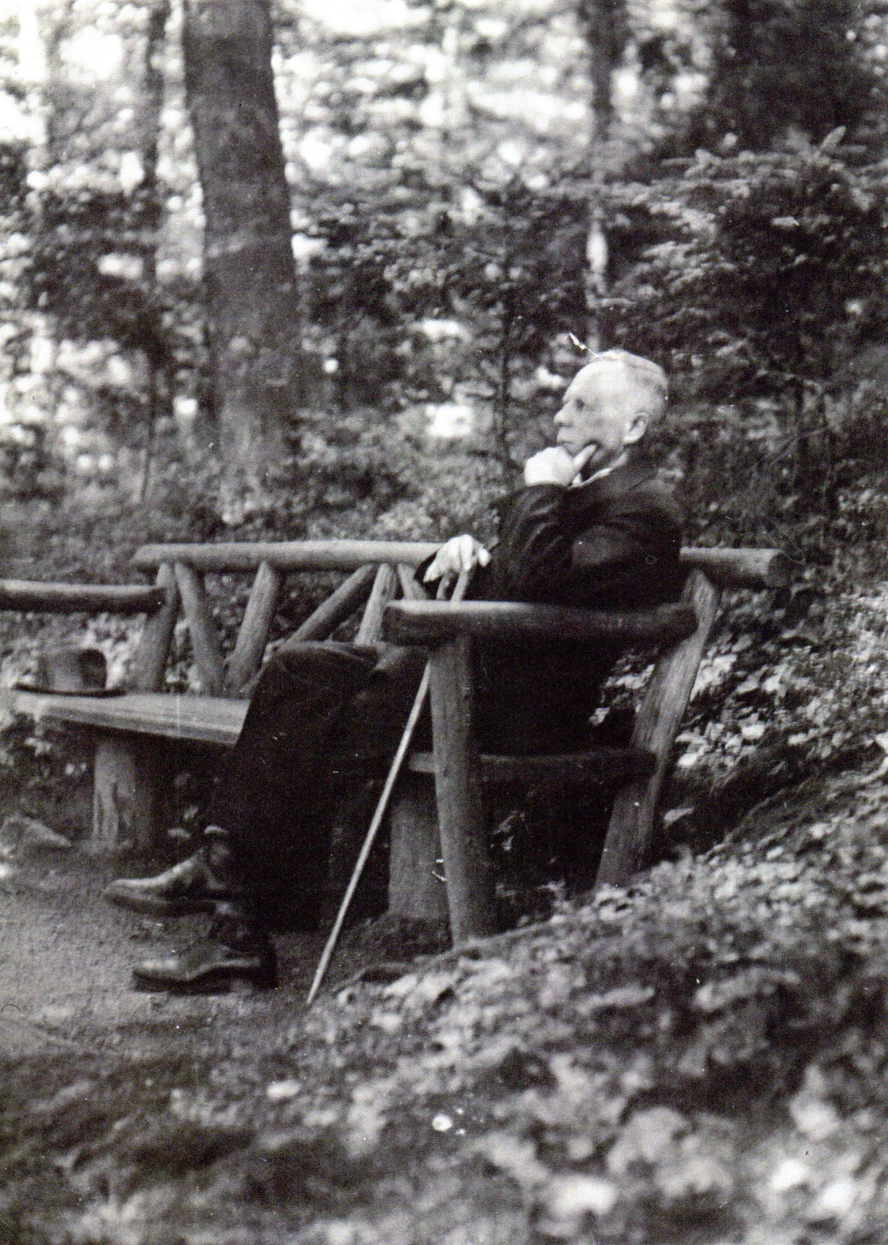 Matthias Leisen sitzt im Burgarten (Dr. Jürgen Haffke CC BY-NC-SA)