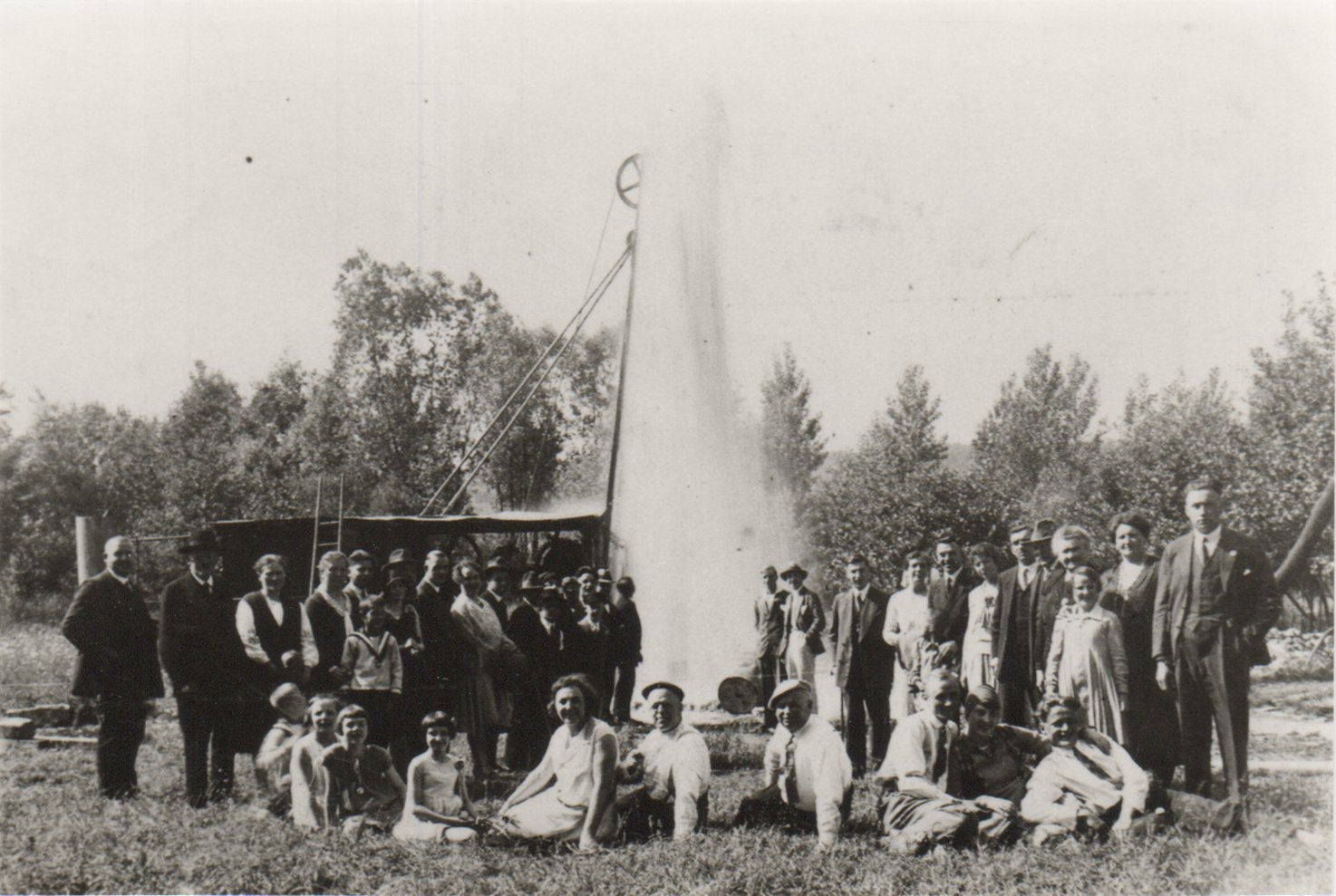 Gruppenbild vor der sprudelnden Joseph-Quelle im Januar 1913 (Heimatarchiv Bad Bodendorf CC BY-NC-SA)