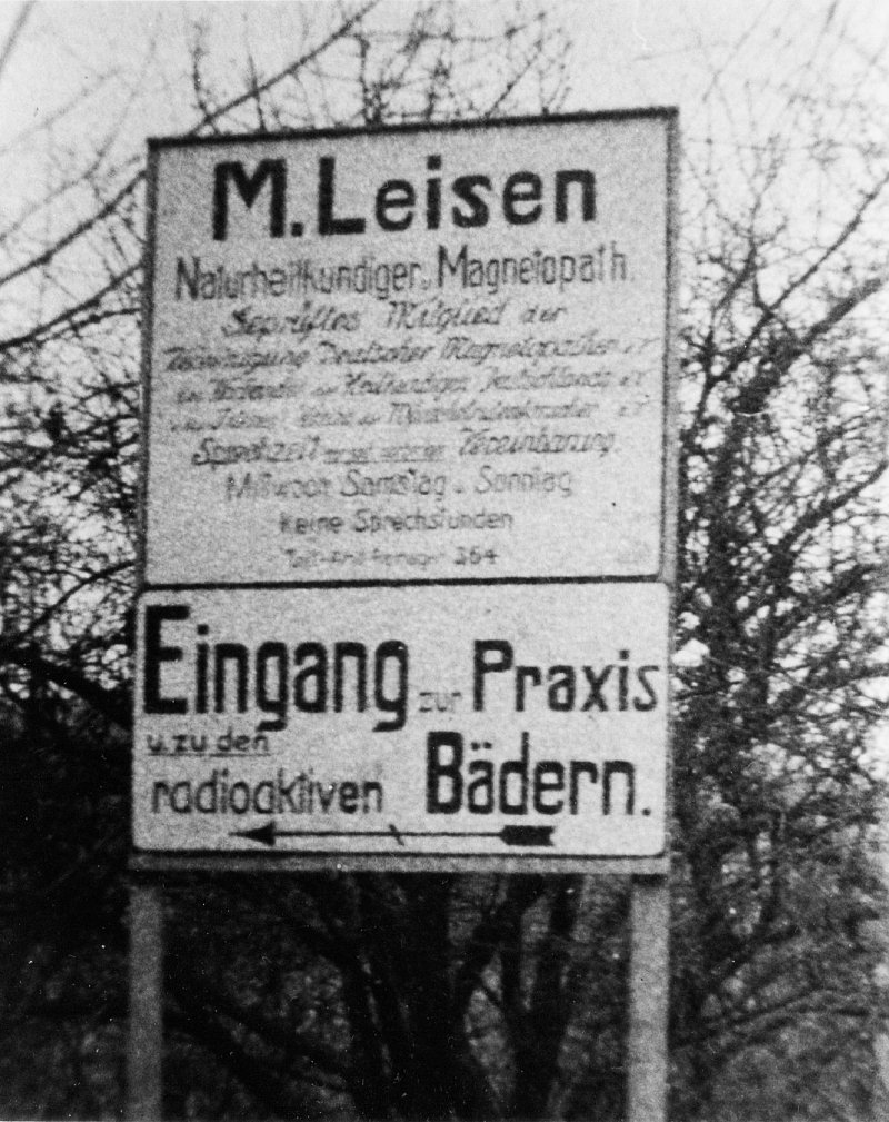 Schild am Eingang zur Burg und Praxis Mathias Leisen (Dr. Jürgen Haffke CC BY-NC-SA)