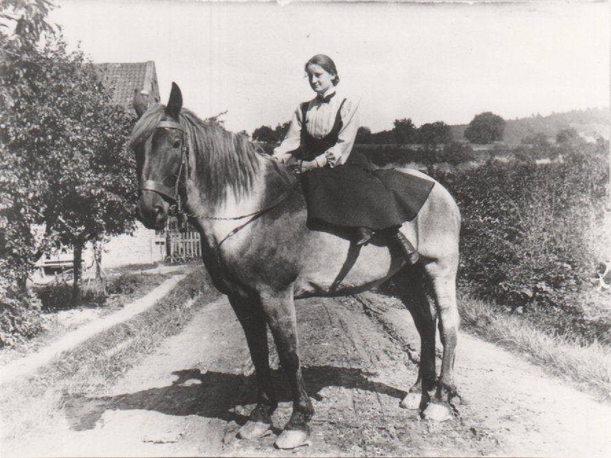 Junge Frau auf Pferd (Heimatarchiv Bad Bodendorf CC BY-NC-SA)