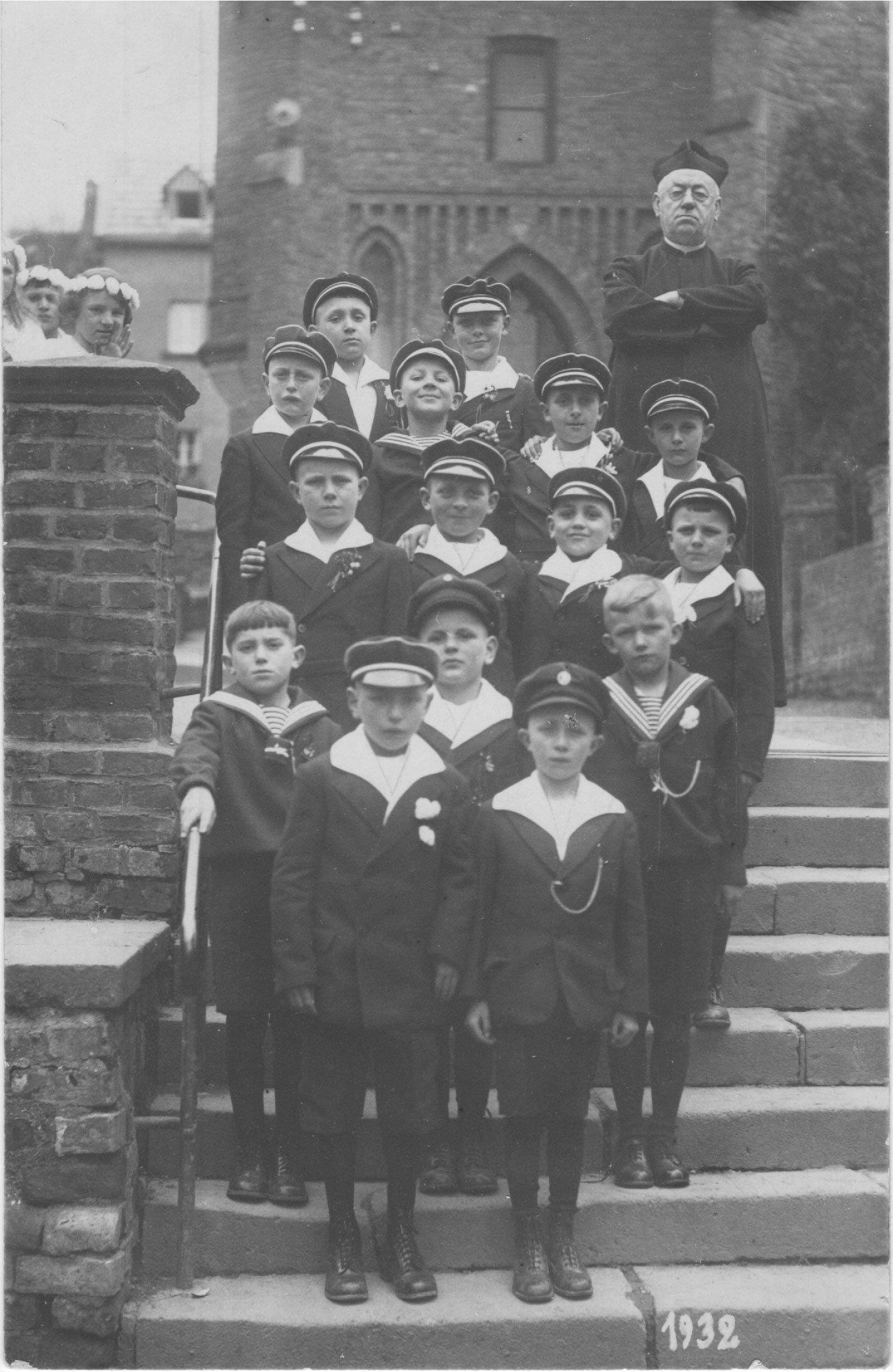 Gruppenbild der Kommunionjungen mit Pastor Hoening Mädchen der Kommuniongruppe 1933 auf dem Aufgang zur Kirche Bad Bodendorf (Heimatarchiv Bad Bodendorf CC BY-NC-SA)