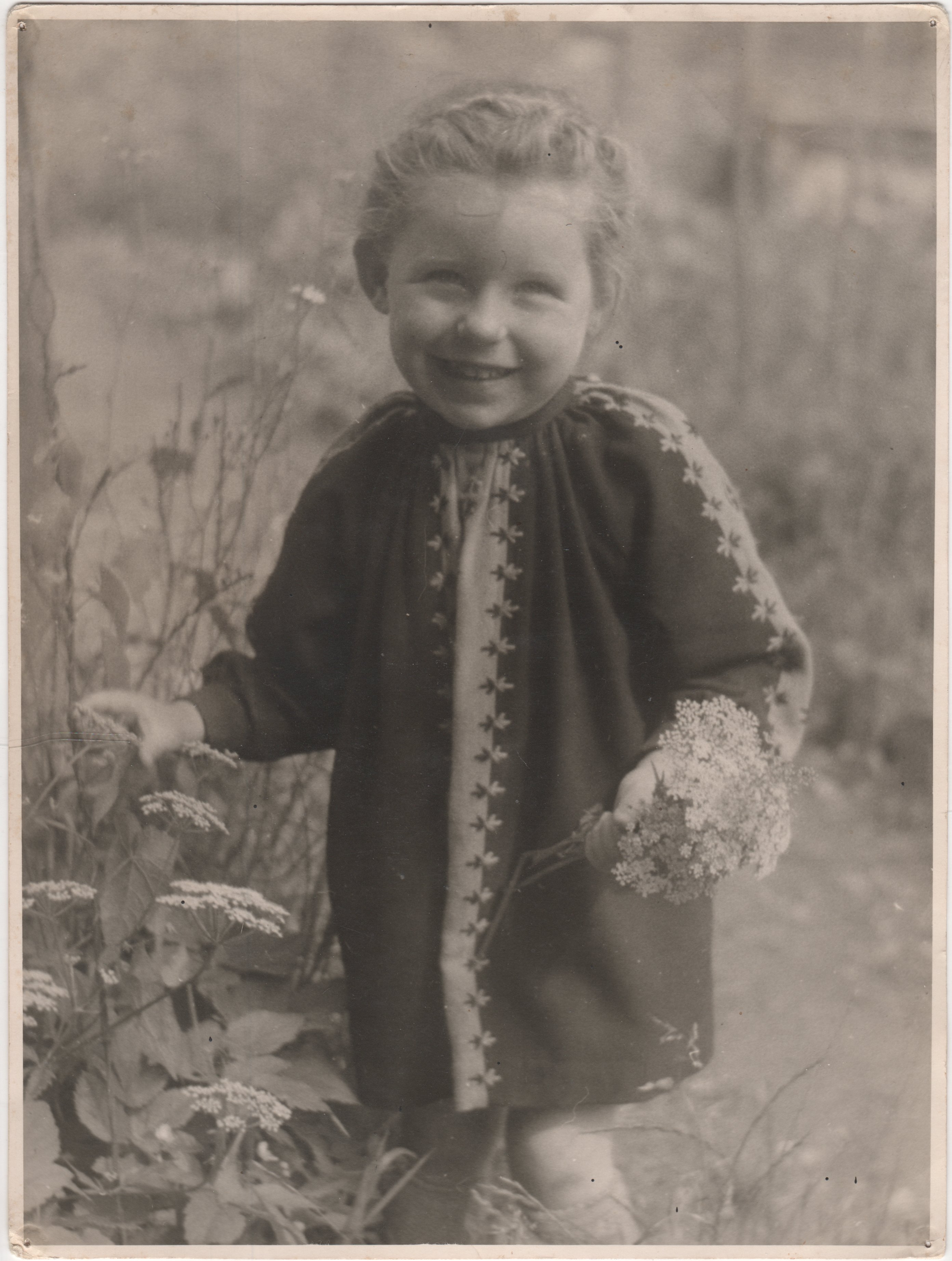 Junges Mädchen im Wollkleid in Blunmdenwiese (Heimatarchiv Bad Bodendorf CC BY-NC-SA)