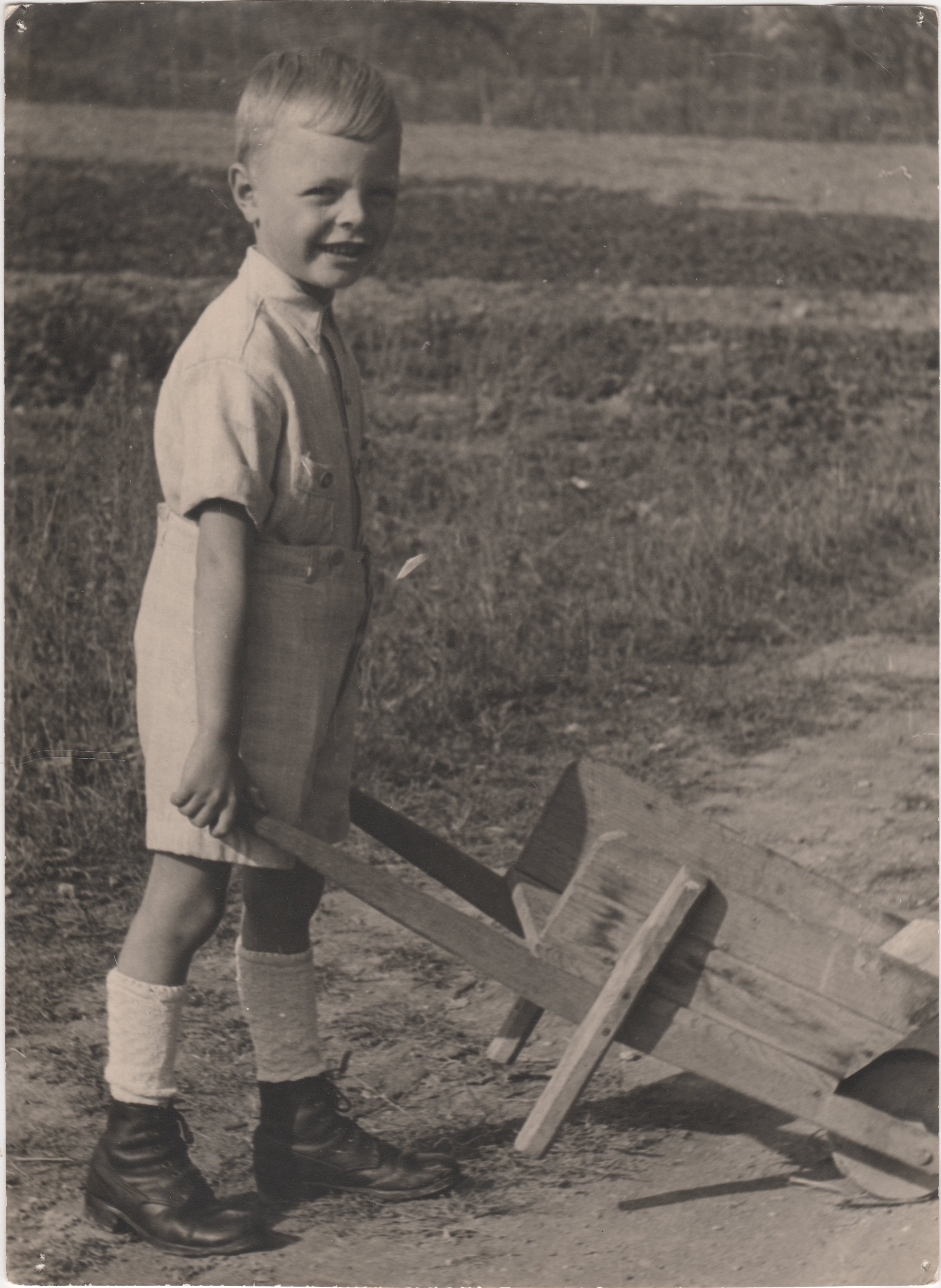 Junge mit Holzschubkarren im Feld (Heimatarchiv Bad Bodendorf CC BY-ND)