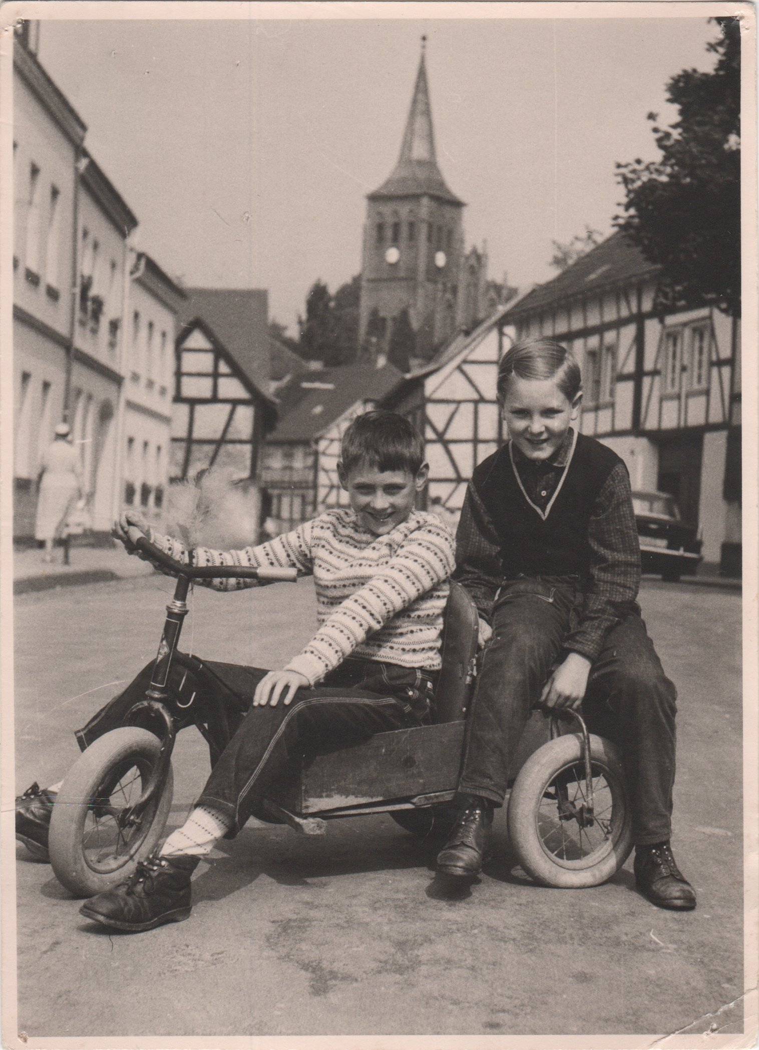 Zwei Jungen mit Dreirad auf Dorfstraße (Heimatarchiv Bad Bodendorf CC BY-NC-SA)
