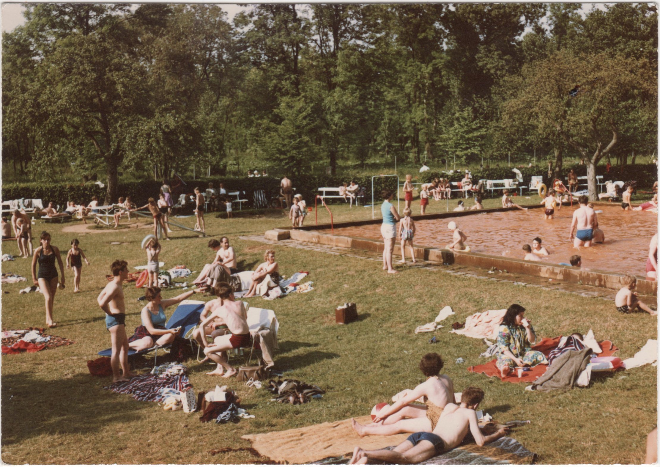 Druckvorlage für eine Ansichtskarte des Thermalfreibades Bodendorf mit Blick über das Schwimmbecken zur Liegewiese (Schöning & Co CC BY-NC-SA)