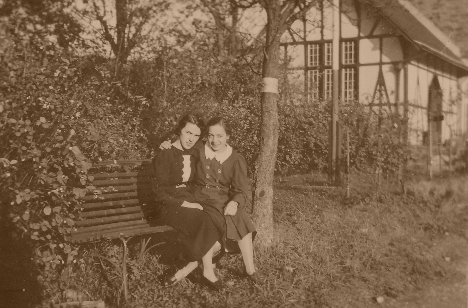 Zwei junge Frauen sitzen auf Parkbank (Roswitha Schönberg, Hauptstraße 29, 56745 Hausten CC BY-NC-SA)