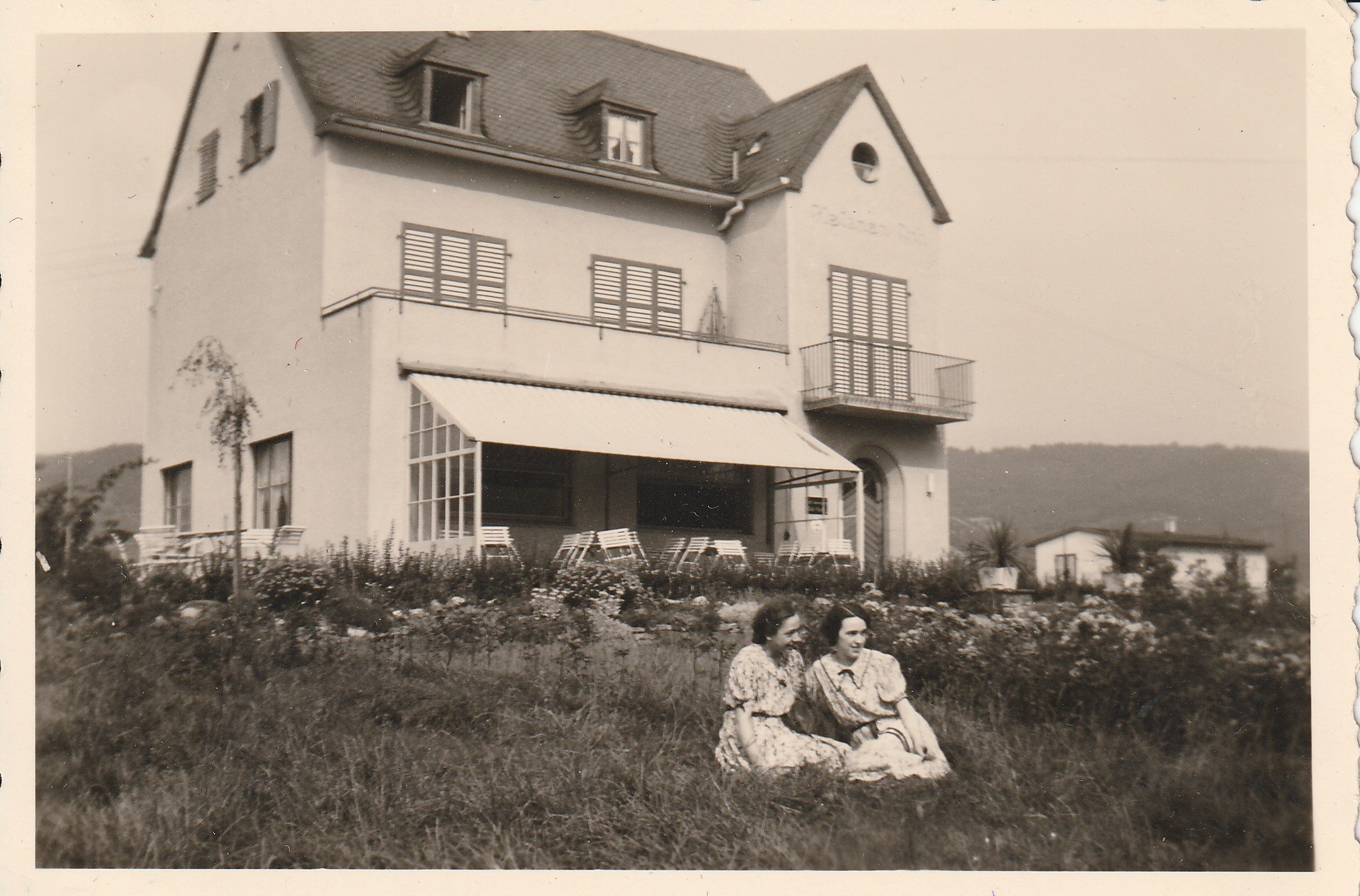 Zwei junge Frauen sitzen im Garten des Hauses Helenen Ruh (Roswitha Schönberg, Hauptstraße 29, 56745 Hausten CC BY-NC-SA)