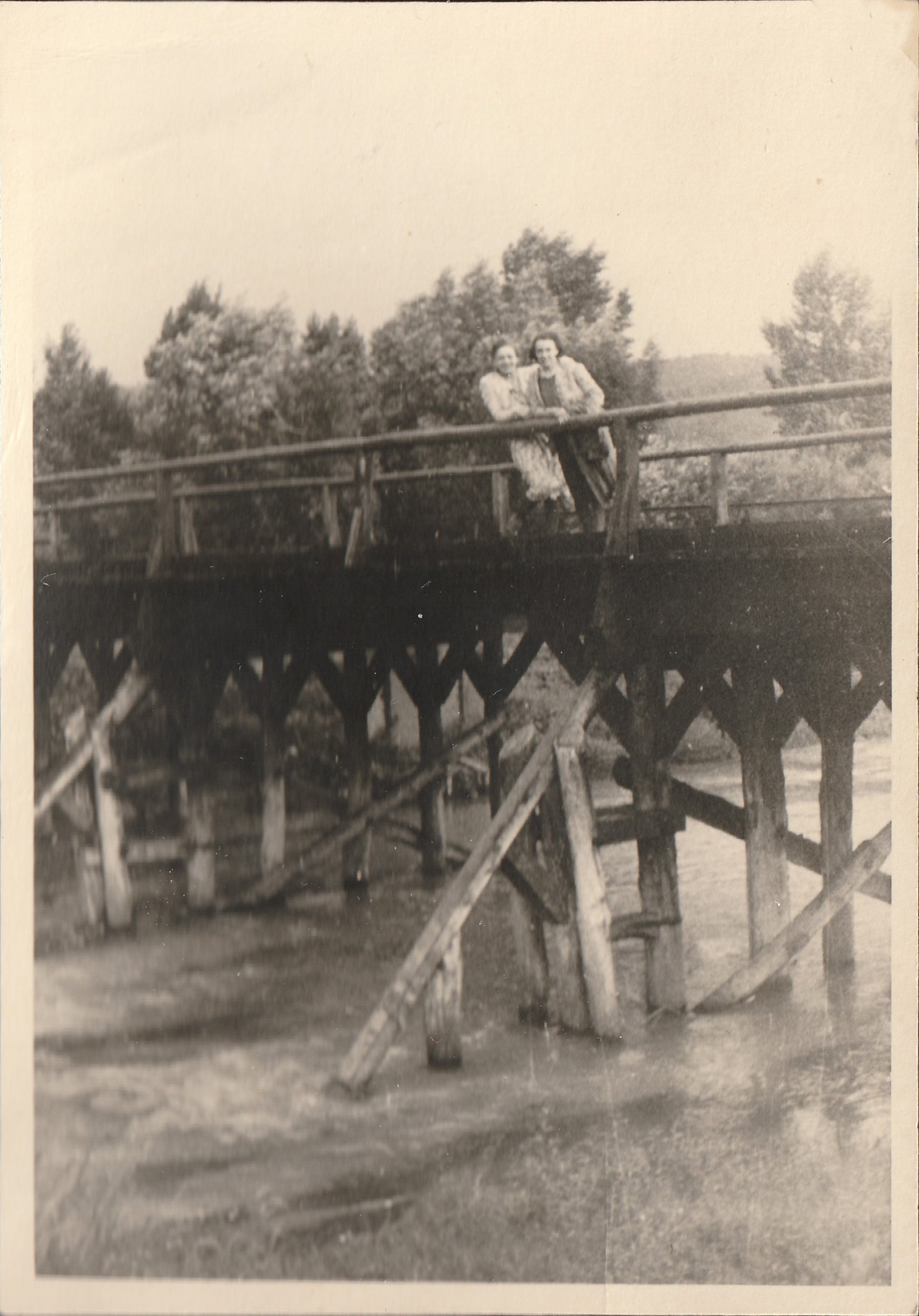 Zei Junge Frauen stehen auf der 1940 gebauten Pionierbrücke über die Ahr (Roswitha Schönberg, Hauptstraße 29, 56745 Hausten CC BY-NC-SA)