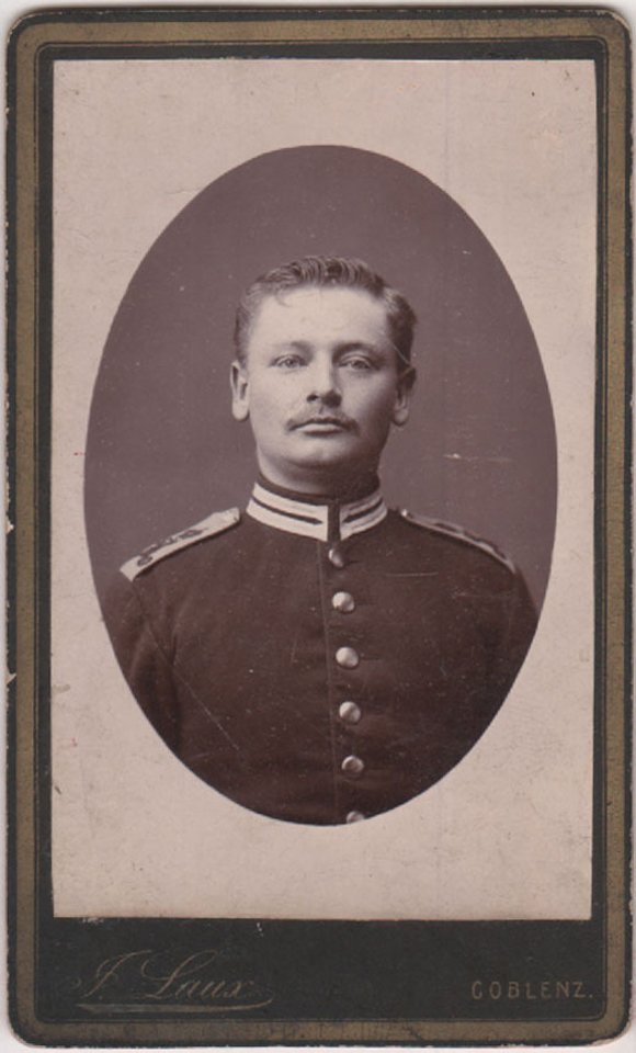 Portrait Soldat in Ausgehuniform (Heimatarchiv Bad Bodendorf CC BY-NC-SA)
