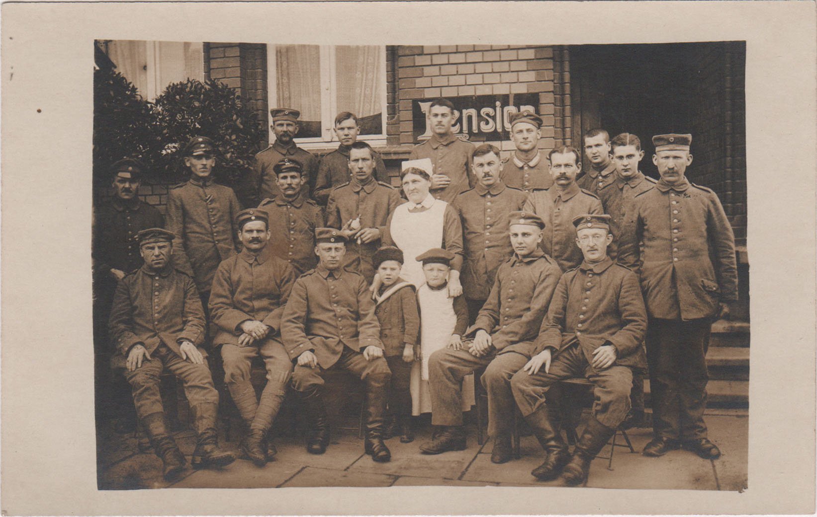 Gruppenbild Verwundete des Lazarett Remagen mit Krankenschwester 1917 (Heimatarchiv Bad Bodendorf CC BY-NC-SA)