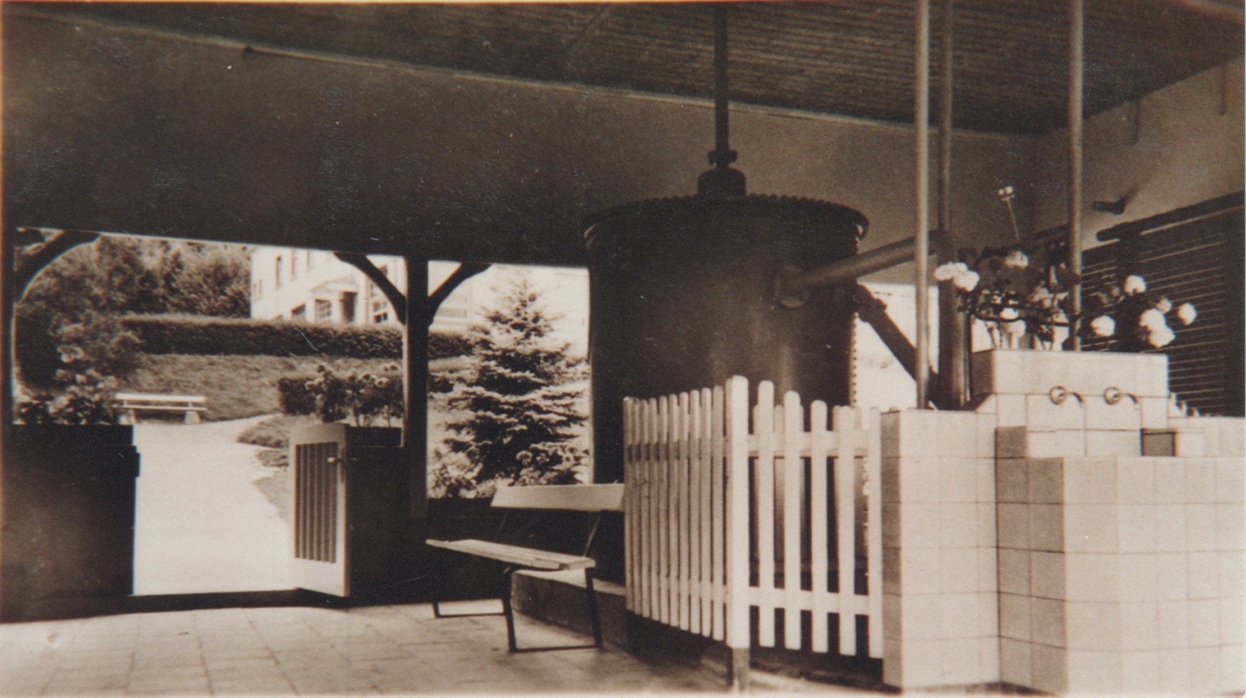 Trinkhalle am Bäderhaus in Bodendorf in den 1930er Jahren (Heimatarchiv Bad Bodendorf CC BY-NC-SA)