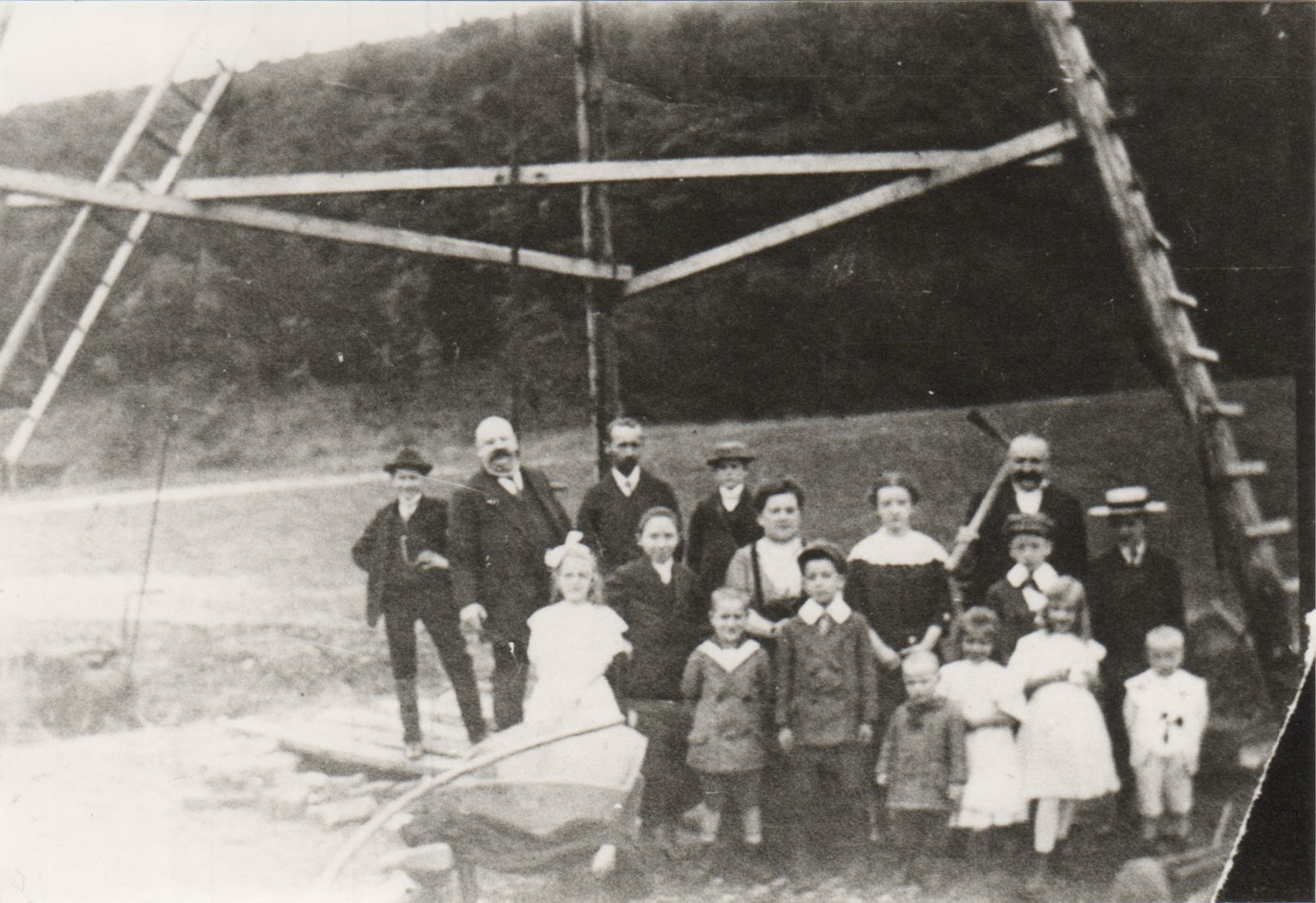 Gruppenfoto von Leuten im Sonntagsstaat am Bohrturm der Ahr-Quell 1901 (Heimatarchiv Bad Bodendorf CC BY-NC-SA)