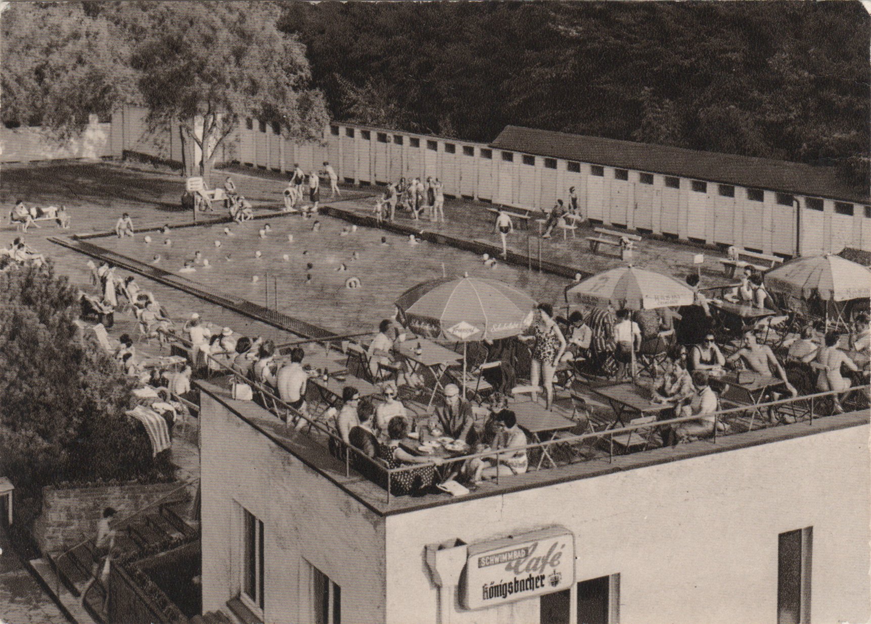 Blick vom Dach Kurmittelhaus über Besucherterrasse ins Schwimmbad (Heimatarchiv Bad Bodendorf Public Domain Mark)