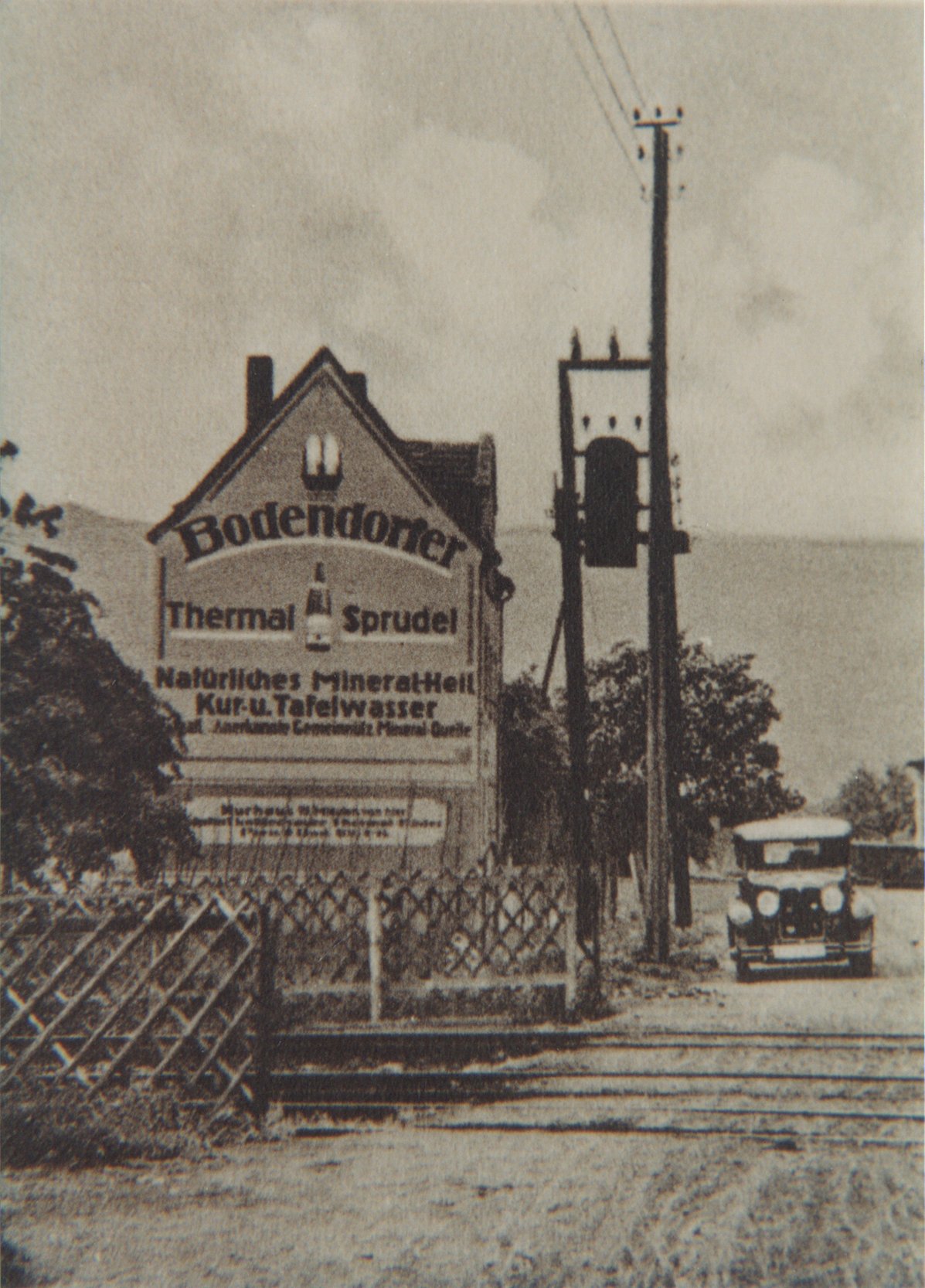 Werbung für den Bodendorfer Thermal-Sprudel auf einem Haus (Heimatarchiv Bad Bodendorf CC BY-NC-SA)