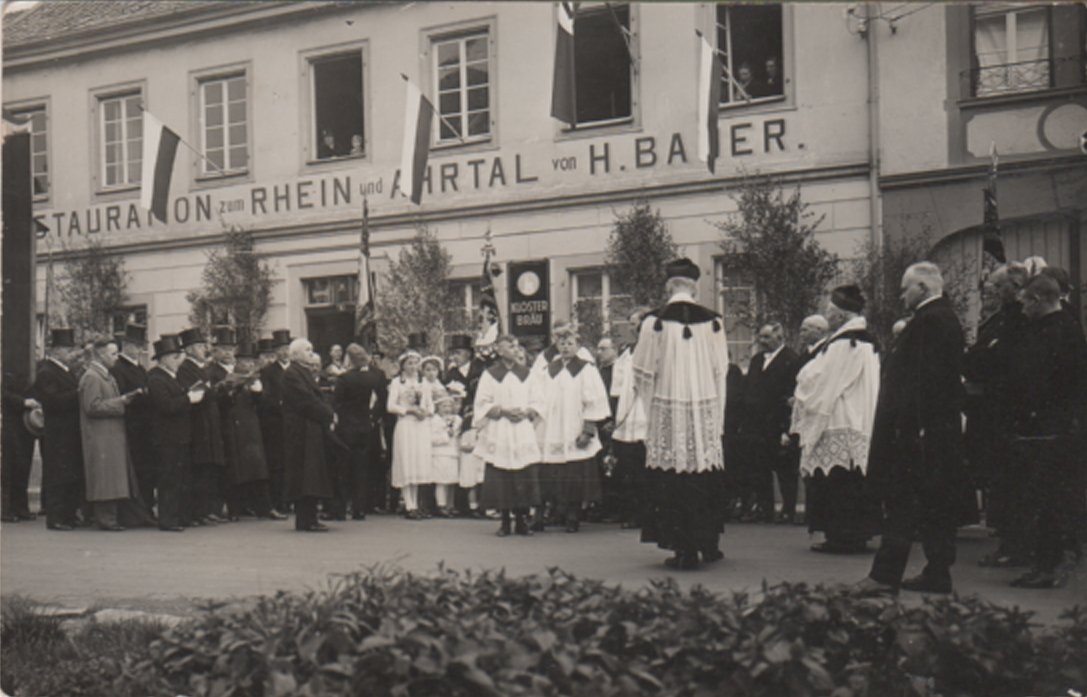 Feier mit Pfarrer und Gesangsverein vor Restauration zum Rhein und Ahrtal H. Bauer (Heimatarchiv Bad Bodendorf CC BY-NC-SA)