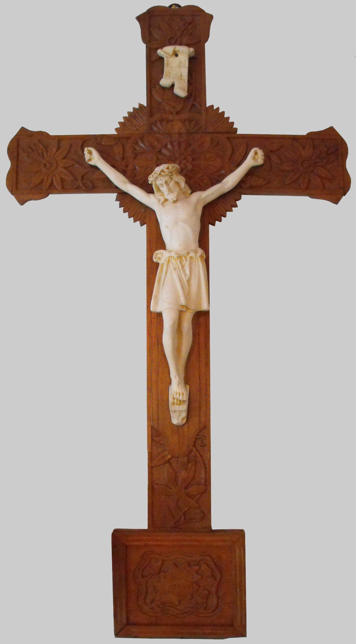 Aufwendig hergestelltes Holzkreuz mit christliche Kreuzigungsdarstellung (Heimatarchiv Bad Bodendorf CC BY-NC-SA)