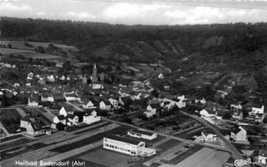 Ansichtskarte Luftbild Bad Bodendorf mit neuer Schule (Heimatarchiv Bad Bodendorf CC BY-NC-SA)