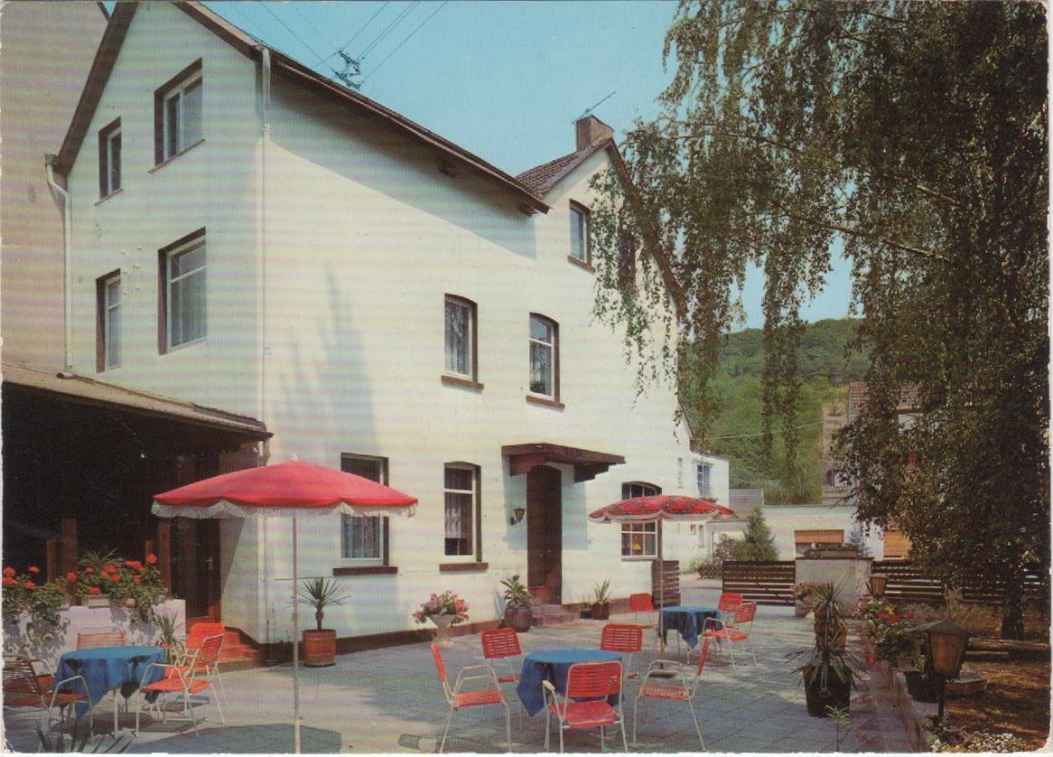 Ansichtskarte "Sitzgruppen im Hof der Pension Lorscheid" (Ahrtal-Verlag W. Segschneider, Ahrweiler CC BY-NC-SA)