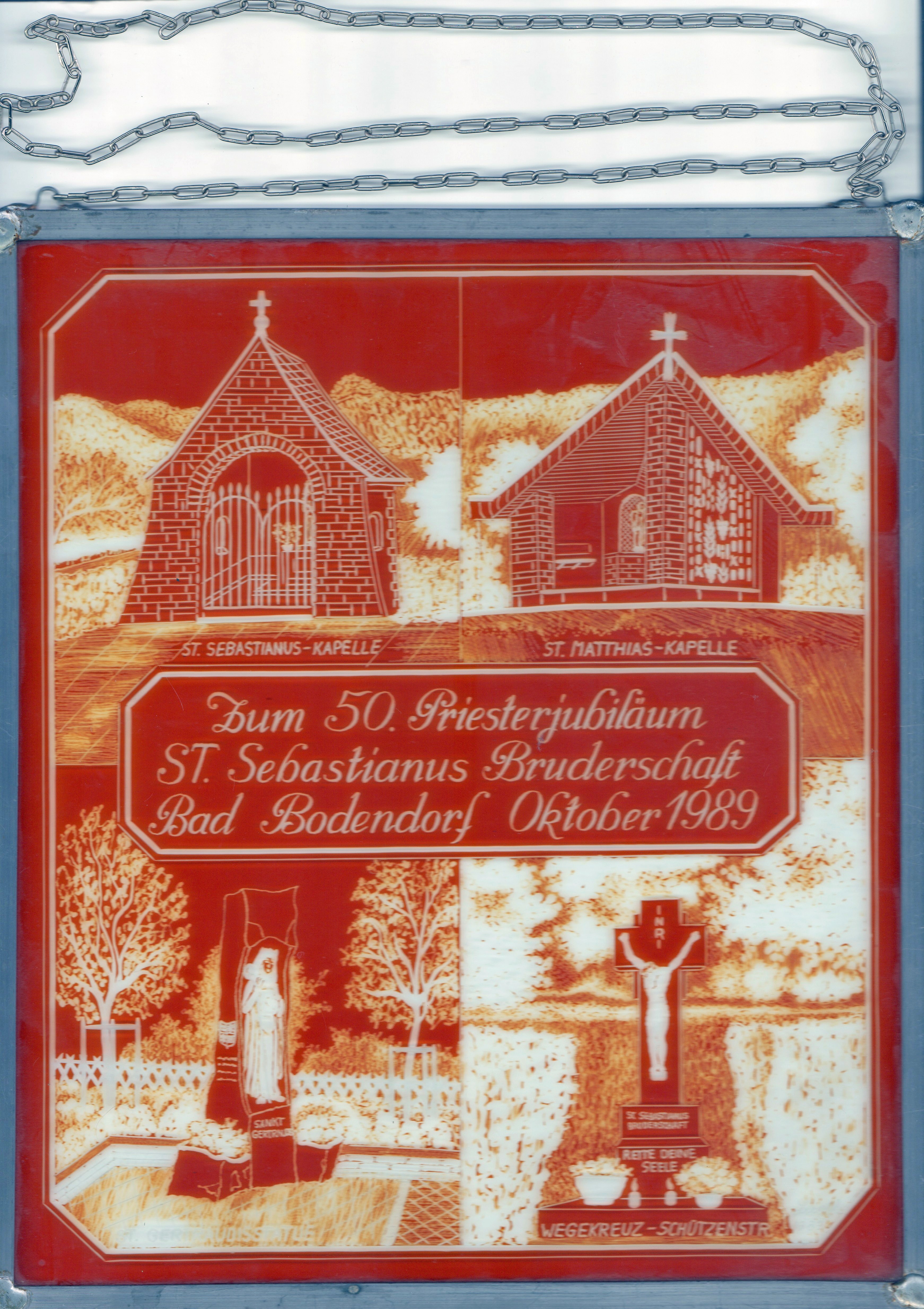 Fensterbild der St. Sebastianus Bruderschaft zum 50. Pristerjubiläum (Heimatmuseum und -Archiv Bad Bodendorf CC BY-NC-SA)
