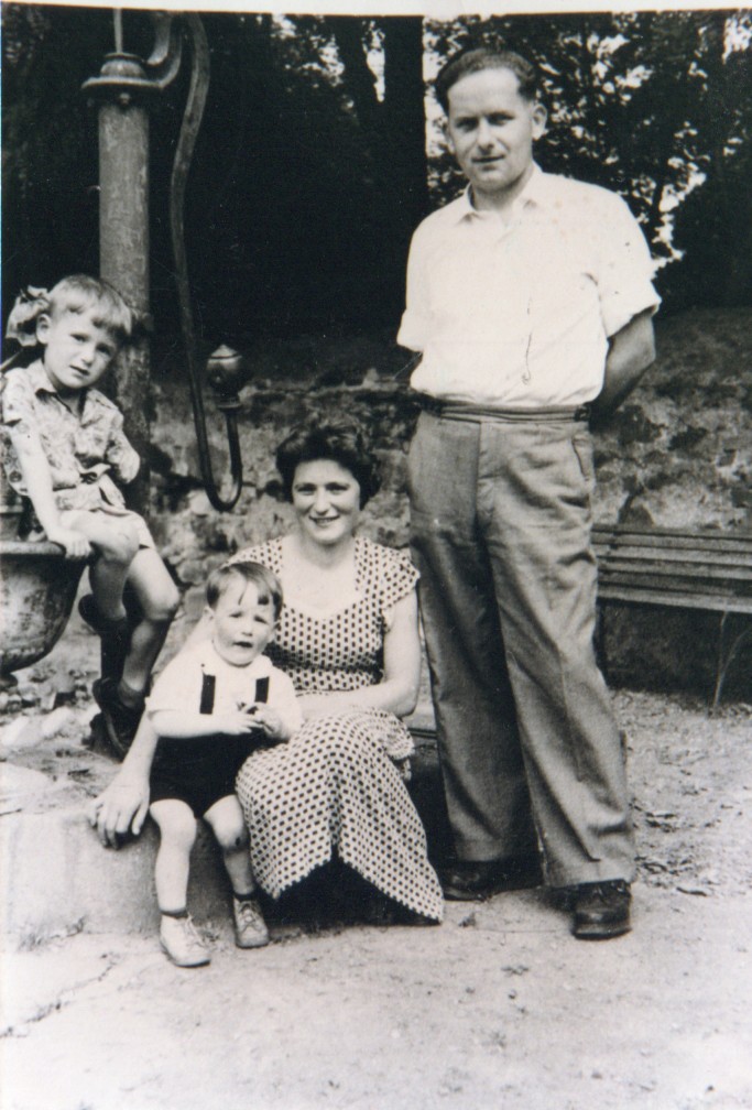 Familie Bleffert am Brünnchen hinter dem Bahnhof (Heimatmuseum und -Archiv Bad Bodendorf CC BY-NC-SA)