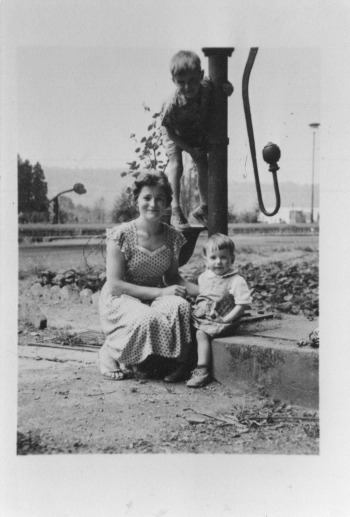 Frau Claire Bleffert mit ihren Kindern sitzt am Brünnchen hinter dem Bahnhof (Heimatmuseum und -Archiv Bad Bodendorf CC BY-NC-SA)
