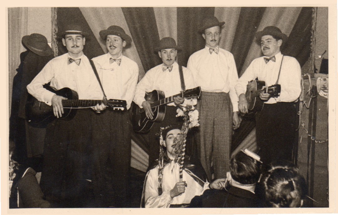 Musikgruppe bei Saalsitzung Cholin (Heimatmuseum und -Archiv Bad Bodendorf CC BY-NC-SA)