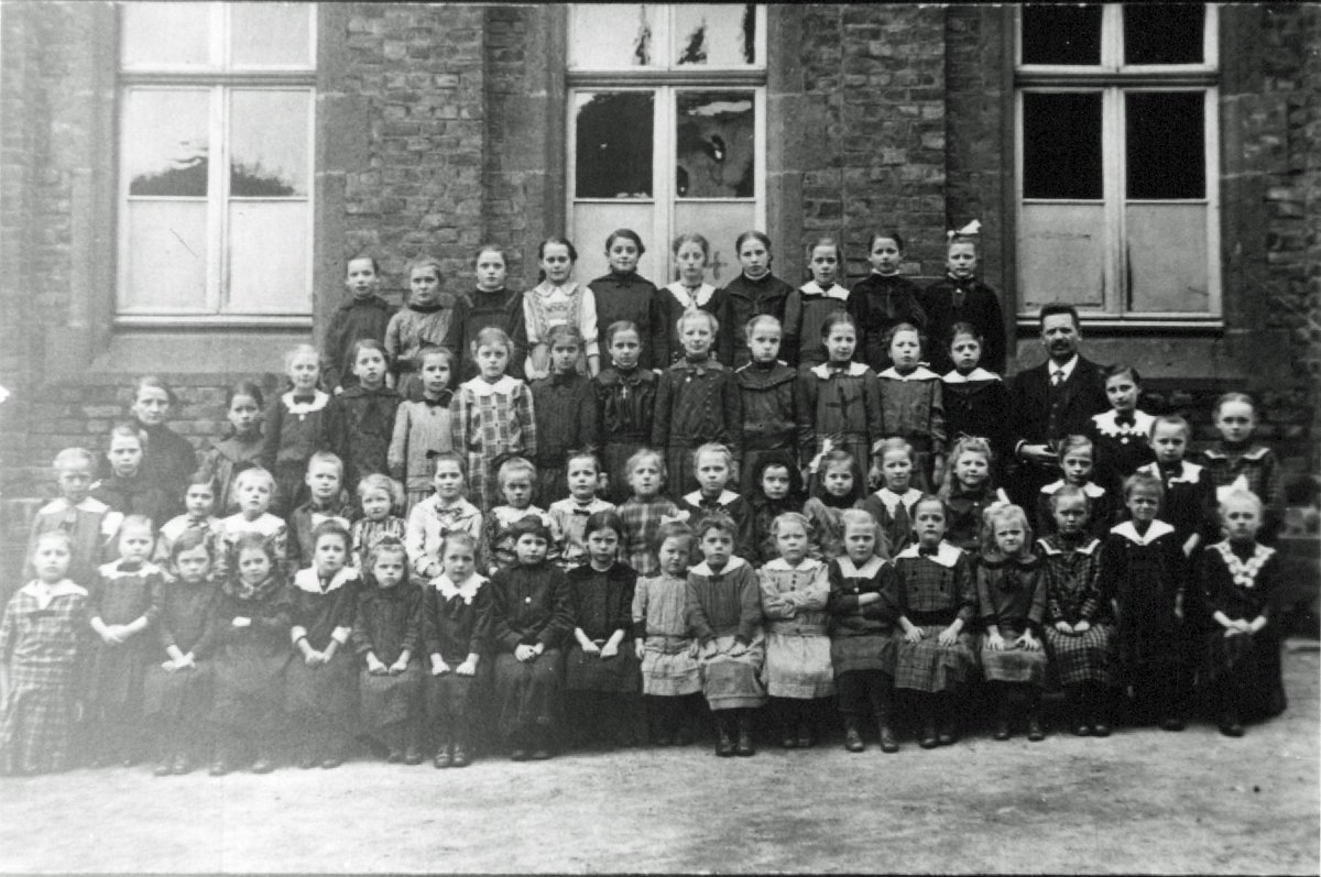 Klassenfoto kath. Volksschule Bodendorf, Jahrgang 1920 (Heimatarchiv Bad Bodendorf CC BY-NC-SA)