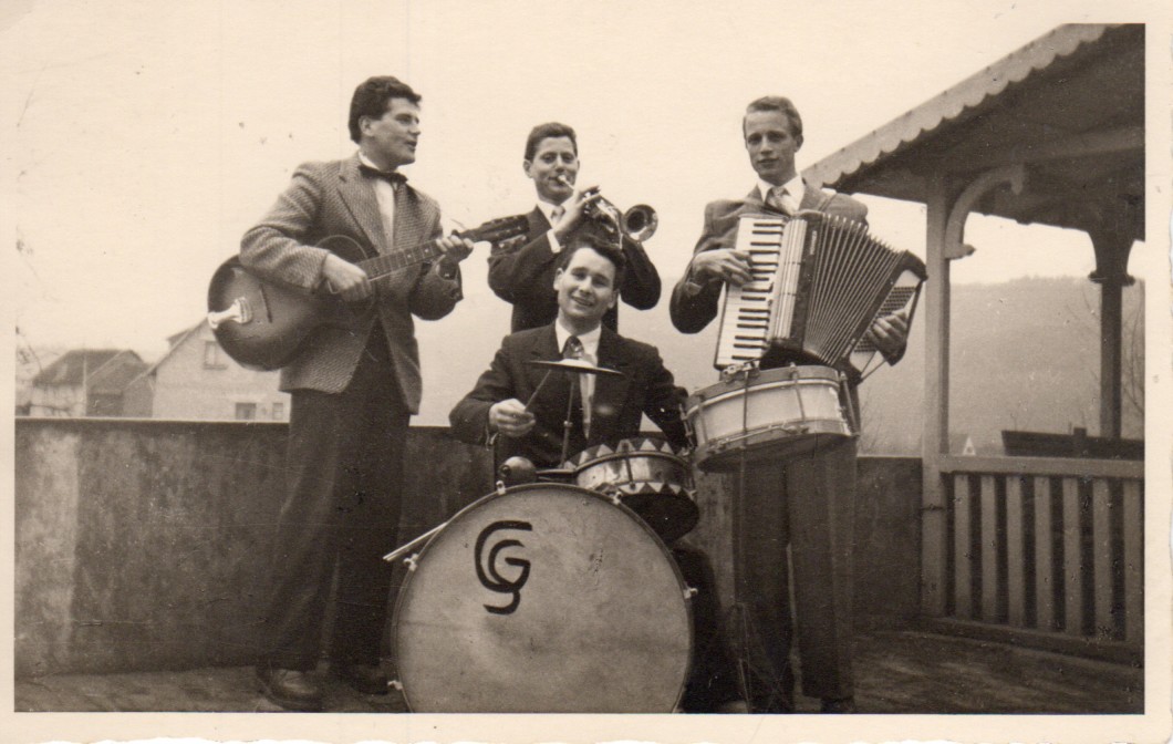 Ein Quintett von Musikern mit Gitarre, Trompete, Akkordion und Trompete (Heimatmuseum und -Archiv Bad Bodendorf CC BY-NC-SA)