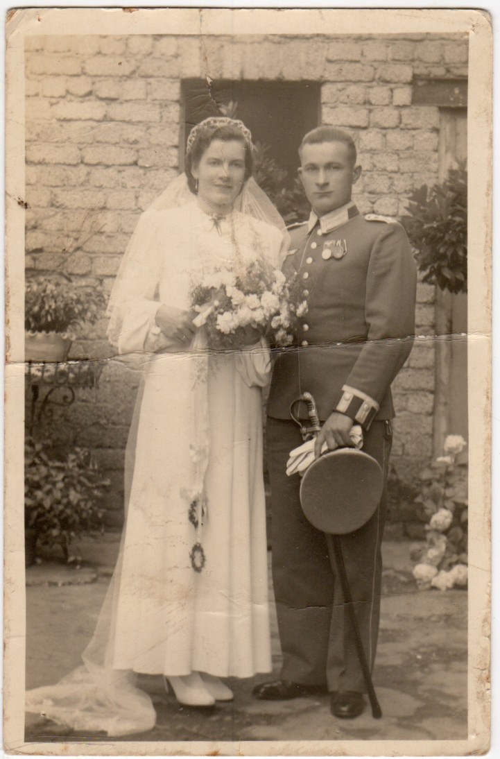 Hochzeitsfoto mit Offizierstellvertreter um 1914 (Heimatmuseum und -Archiv Bad Bodendorf CC BY-NC-SA)