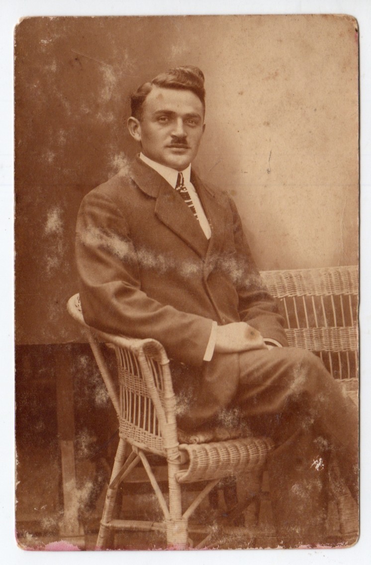 Portraitfoto jungen Mann auf Korb Korbbank (Heimatmuseum und -Archiv Bad Bodendorf CC BY-NC-SA)