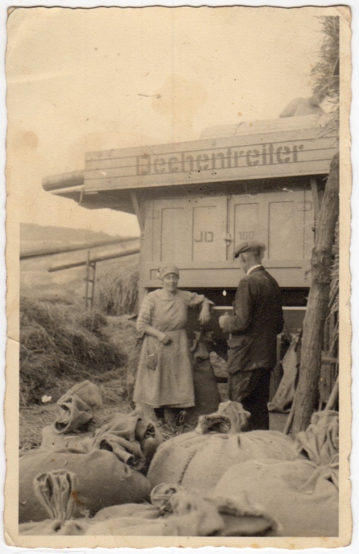 Besprechnung vor einer Dechentreiler Dreschmaschine (Heimatmuseum und -Archiv Bad Bodendorf CC BY-NC-SA)