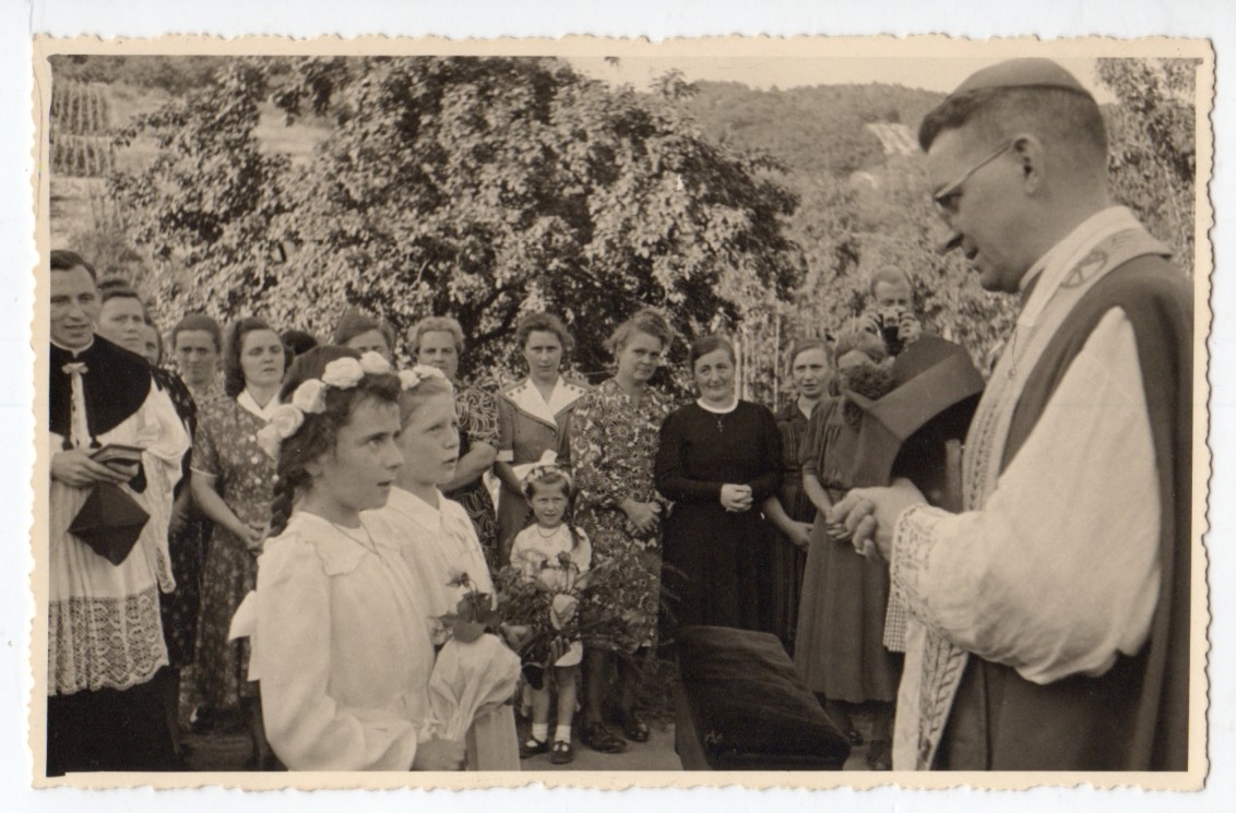 Zwei Kommunionkinder sprechen mit Priester (Heimatmuseum und -Archiv Bad Bodendorf CC BY-NC-SA)
